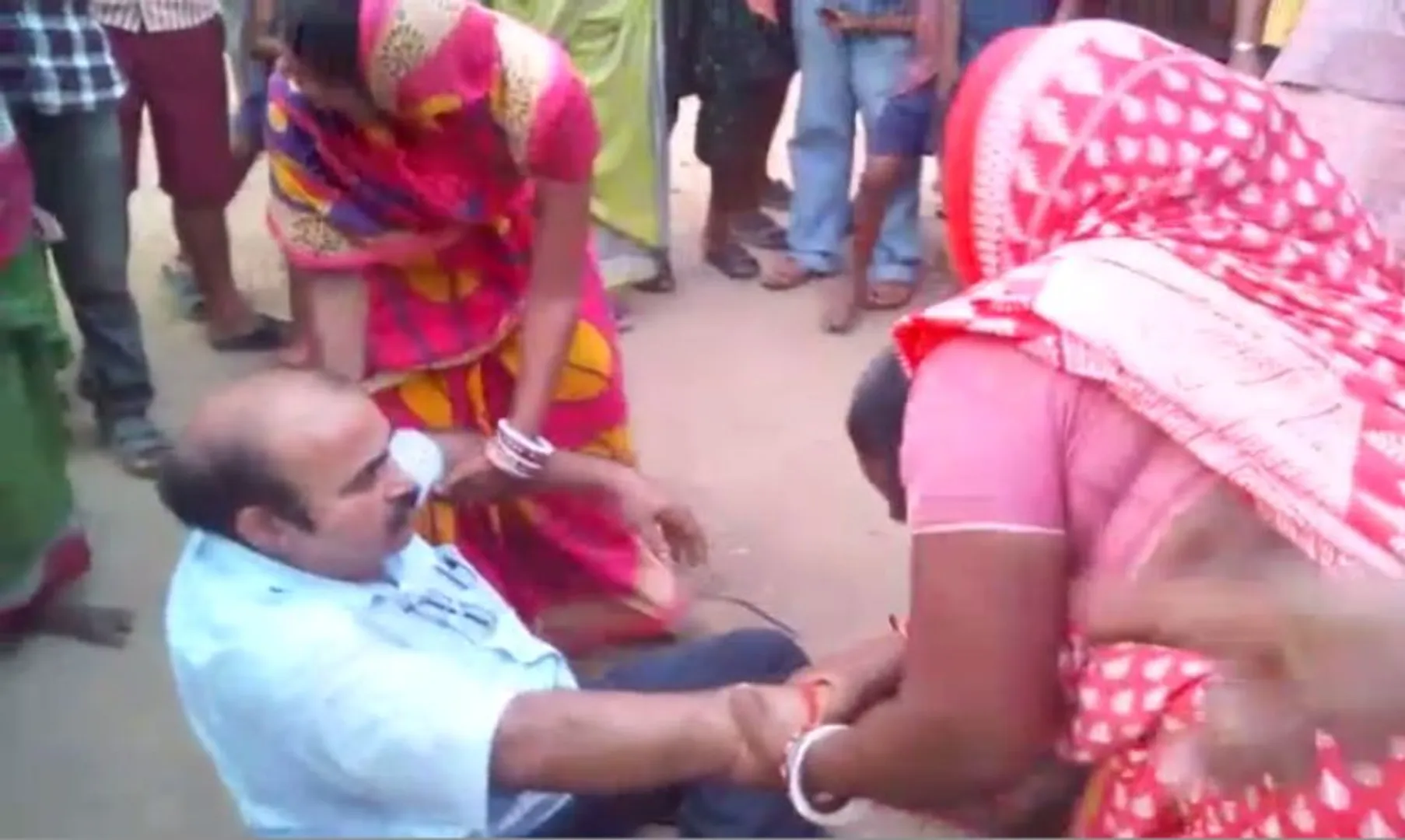 ଛାତ୍ରୀଙ୍କୁ ଅଶ୍ଲୀଳ ଚିତ୍ର ଦେଖାଇ ହଟହଟା ପ୍ରଧାନ ଶିକ୍ଷକ : ରାସ୍ତା ଉପରେ ନିସ୍ତୁକ ଛେଚିଲେ ଅଭିଭାବକ