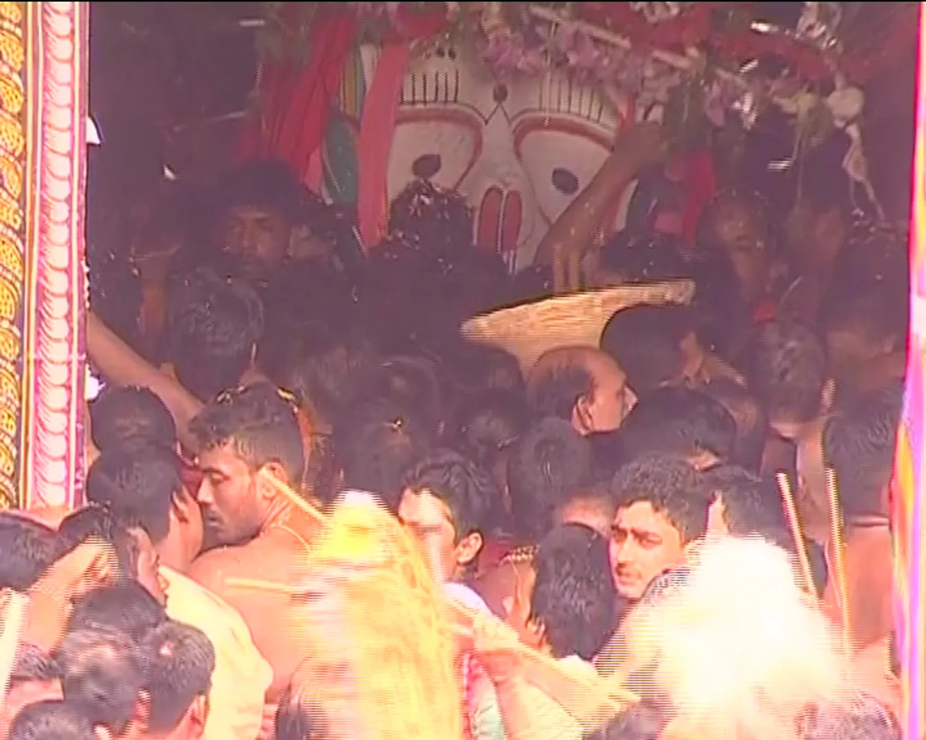 ପହଣ୍ଡି ବେଳେ ଅଘଟଣ ! ସୁରକ୍ଷା ବଳୟ ଭାଙ୍ଗି ମହାପ୍ରଭୁଙ୍କୁ ଛୁଇଁଲେ ଭକ୍ତ