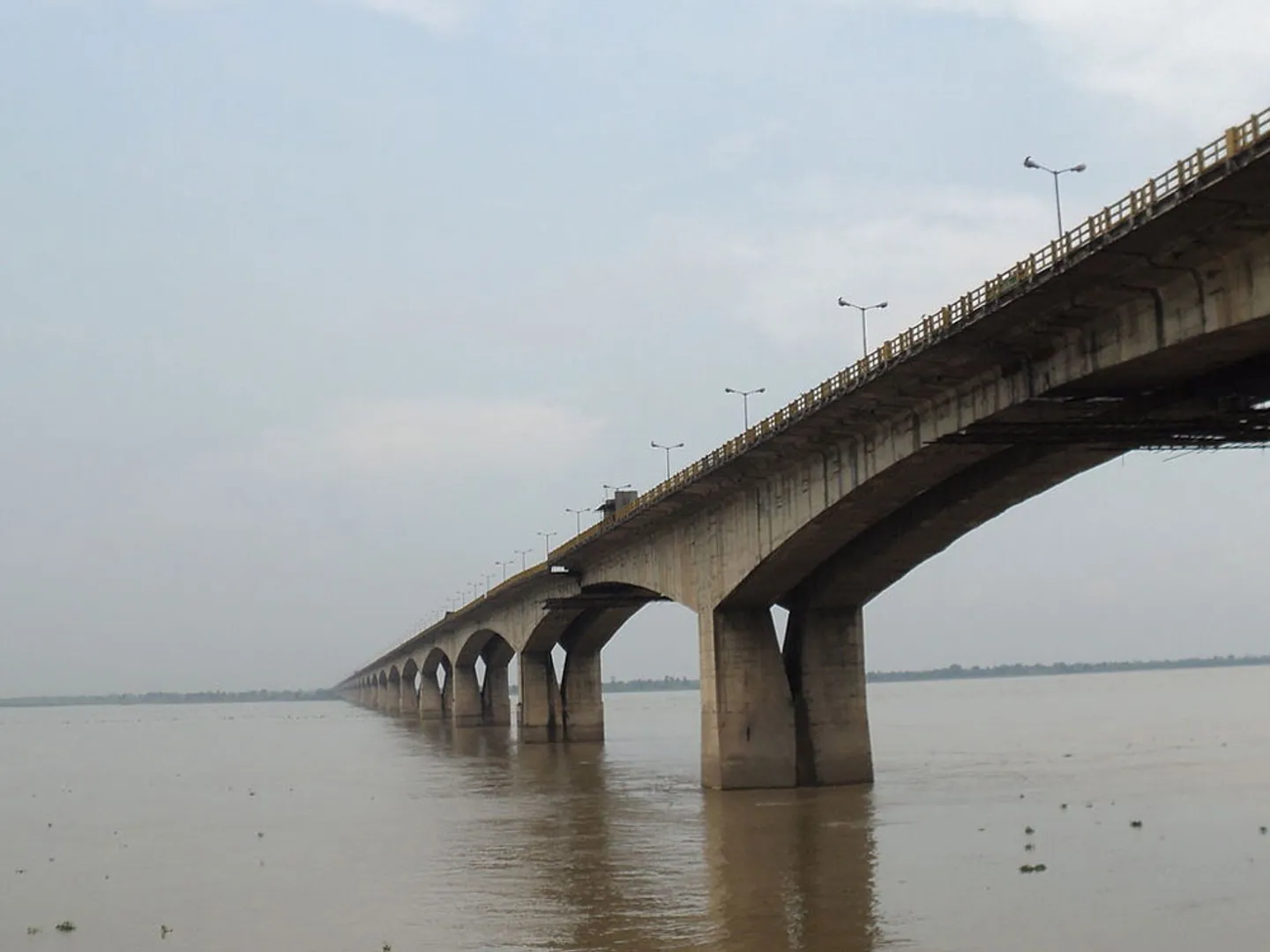 ଅଚିହ୍ନା ଶବକୁ ବଢ଼ିପାଣିରେ ଭସାଇଦେଲା ପୁଲିସ! ସୋସିଆଲ ମିଡିଆରେ ଭିଡିଓ ଭାଇରାଲ ! ତଦନ୍ତ ନିର୍ଦ୍ଦେଶ ଦେଲେ ମାଜିଷ୍ଟ୍ରେଟ