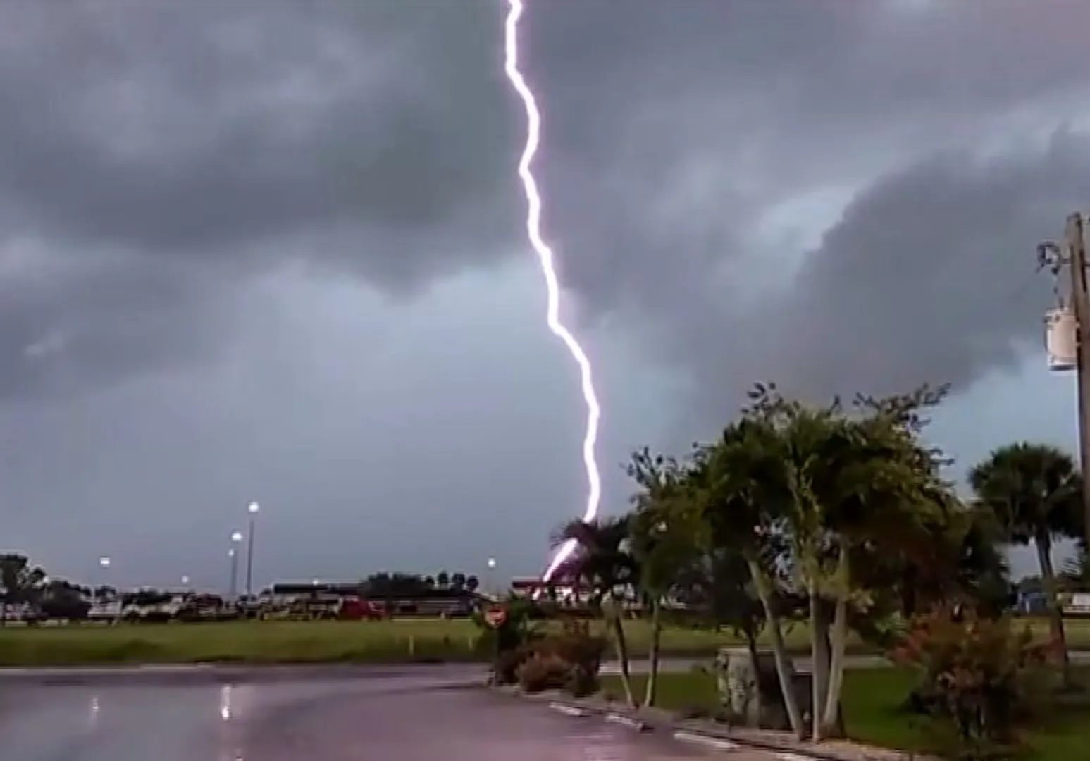 ଏମିତି ବି ଆସେ ମୃତ୍ୟୁ । ପୋଖରୀରୁ ଗାଧୋଇ ଫେରିବା ବେଳେ ବଜ୍ରପାତରେ ଚାଲିଗଲା ମହିଳାଙ୍କ ଜୀବନ ।