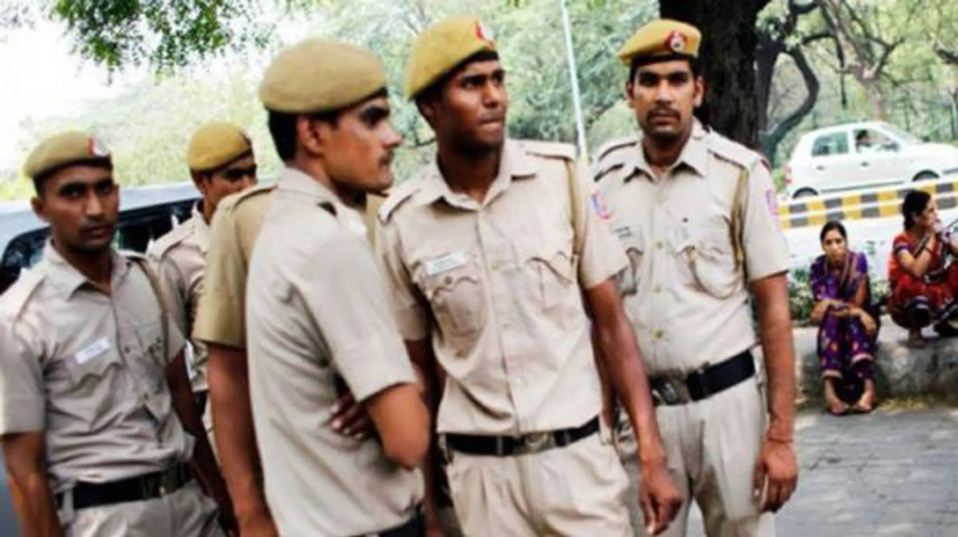 ଜୀବନ ବଂଚାଇବାକୁ ଜୀବନ ବାଜି ଲଗାଇଲେ କନେଷ୍ଟବଳ ! ୧୦ କିଲୋର ବମ୍ ଧରି ଦୌଡ଼ିଲେ ୧କିଲୋମିଟର