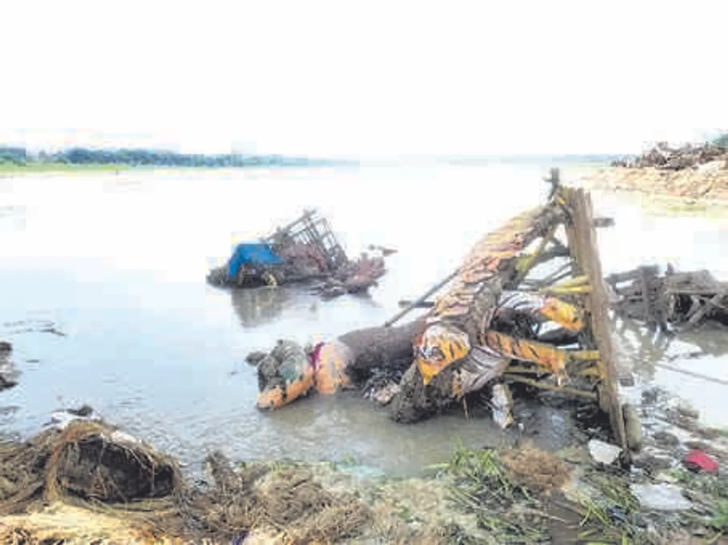ଅସ୍ଥାୟୀ ପୋଖରୀ ଅଛି ହେଲେ ନଦୀରେ ପଡୁଛି ମୂର୍ତ୍ତୀ! ପ୍ରଦୂଷଣ ନିୟନ୍ତ୍ରଣ ବୋର୍ଡ ନିୟମର ଖୋଲା ଉଲ୍ଲଘଂନ ଅଭିଯୋଗ