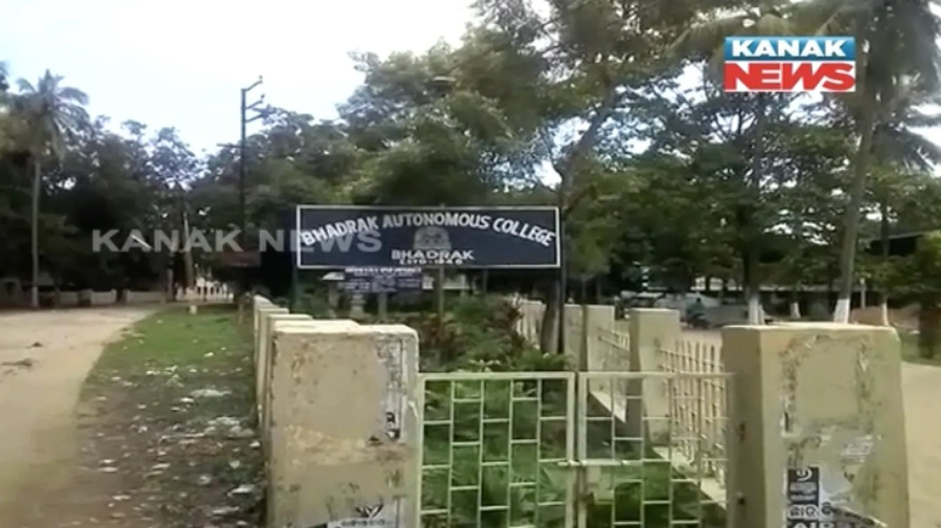 ନିର୍ବାଚନ ପୂର୍ବରୁ ଅଶାନ୍ତ କ୍ୟାମ୍ପସ ! ଭଦ୍ରକ କଲେଜରେ ଛାତ୍ରଙ୍କୁ ଛୁରାମାଡ