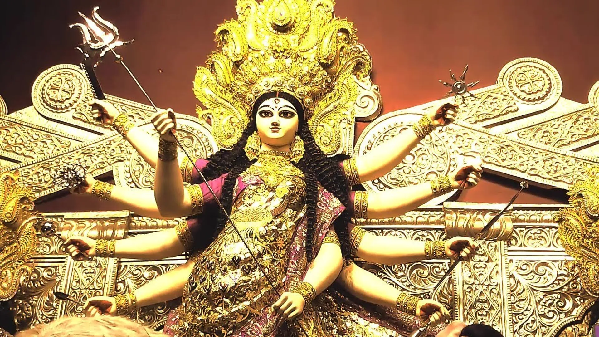 ଚର୍ଚ୍ଚାରେ ଦେବୀ ଦୁର୍ଗାଙ୍କ ୨୨ କିଲୋର ସୁନା ଶାଢୀ ! କୋଲକତା ଦୁର୍ଗା ପୂଜା ପେଣ୍ଡାଲରେ ଲଣ୍ଡନ ଥିମ୍