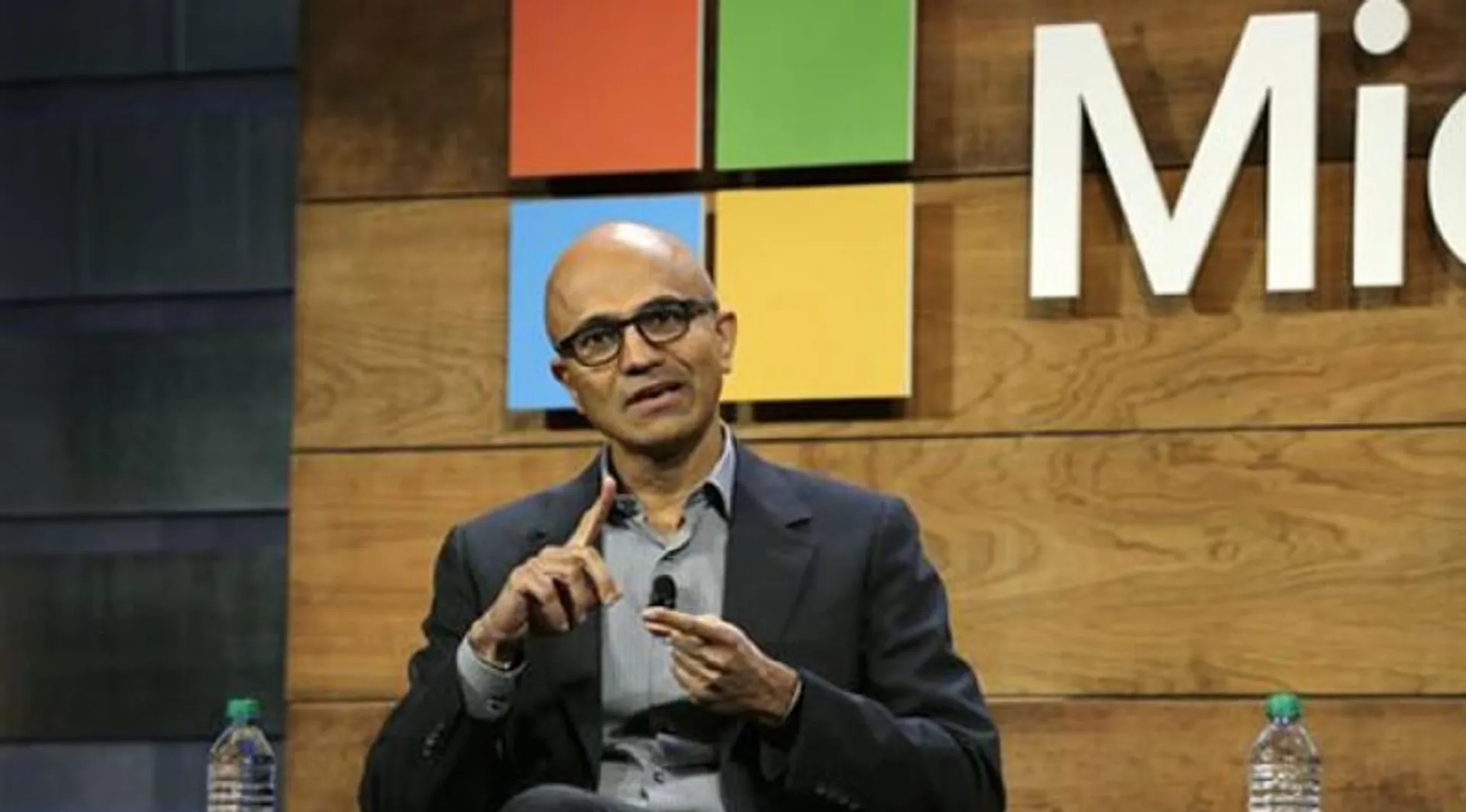 ପତ୍ନୀଙ୍କୁ ପାଖରେ ପାଇବା ପାଇଁ କଠିନ ନିଷ୍ପତ୍ତି ନେଇଥିଲେ ସତ୍ୟ ନାଦେଲା ! ପୁସ୍ତକ ‘ହିଟ୍ ରିଫ୍ରେଶ’ କହିଲା ମାଇକ୍ରୋସଫ୍ଟ ସିଇଓଙ୍କ ଗୋପନ କଥା