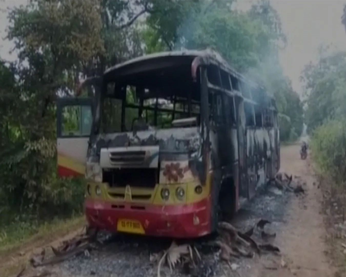 ମାଲକାନଗିରି ସୀମାରେ ମାଓବାଦୀଙ୍କ ହିଂସାକାଣ୍ଡ ! ଓଡ଼ିଶା-ଛତିଶଗଡ ସୀମା ବିଜାପୁରରେ ଯାତ୍ରୀବାହୀ ବସ ଜାଳିଦେଲେ ନକ୍ସଲ