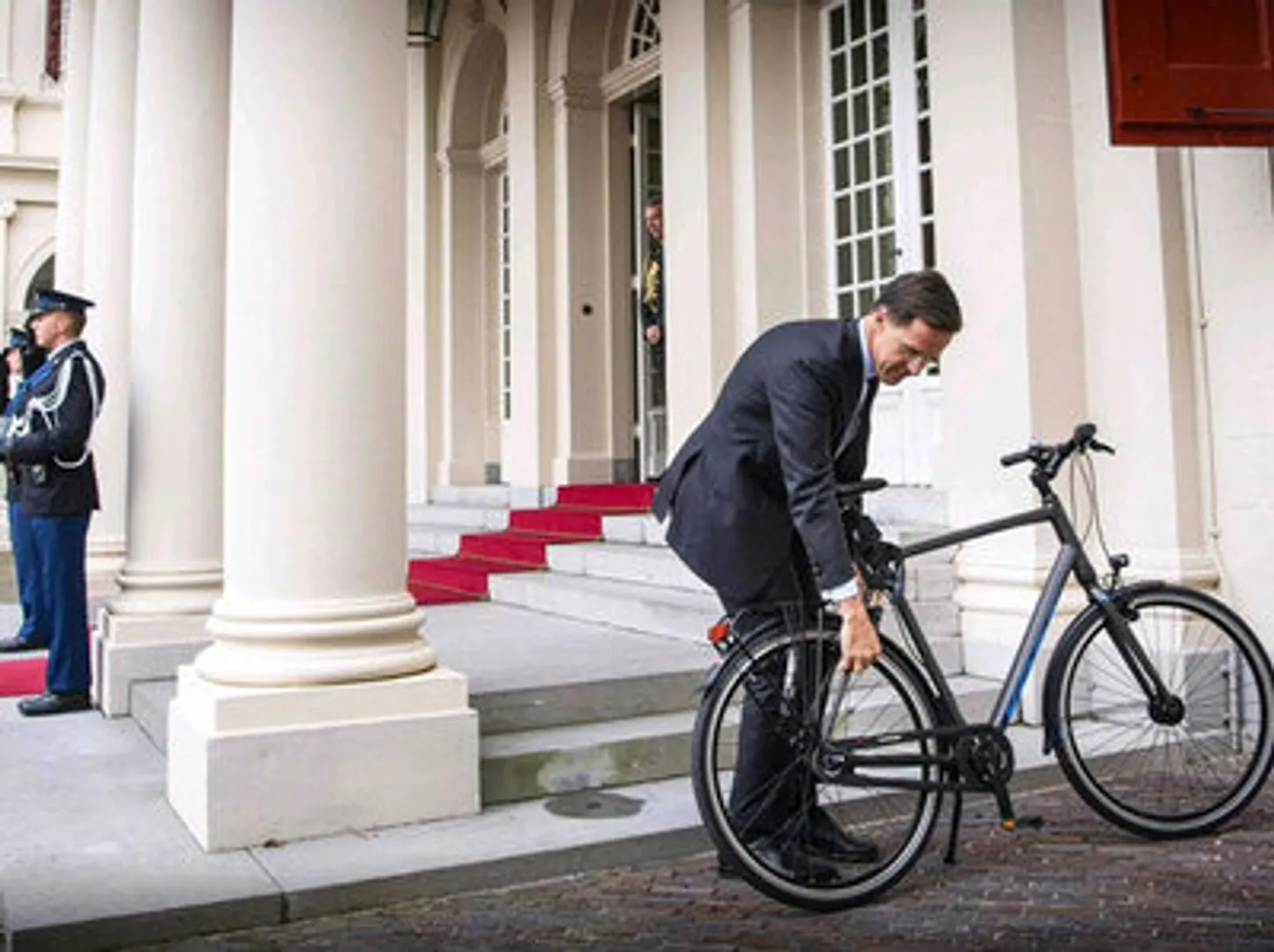 ସାଇକେଲ ଚଢି ରାଜାଙ୍କୁ ଭେଟିବାକୁ ଗଲେ ପ୍ରଧାନମନ୍ତ୍ରୀ ! ଫଟୋ ଏବେ ଭାଇରାଲ୍