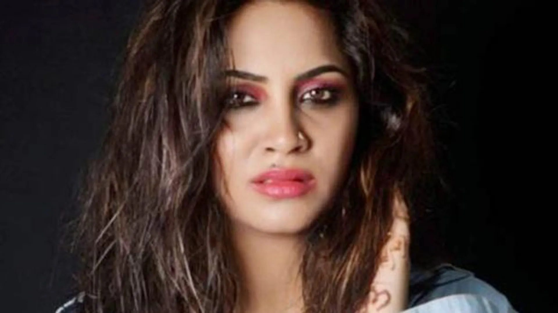 ବିବାଦୀୟ ସୋ’ରେ ବିବାଦୀୟ ମହିଳା ! ଅର୍ଶୀ ଖାନଙ୍କ ନାଁରେ ରହିଛି ଦଶଟି ମାମଲା