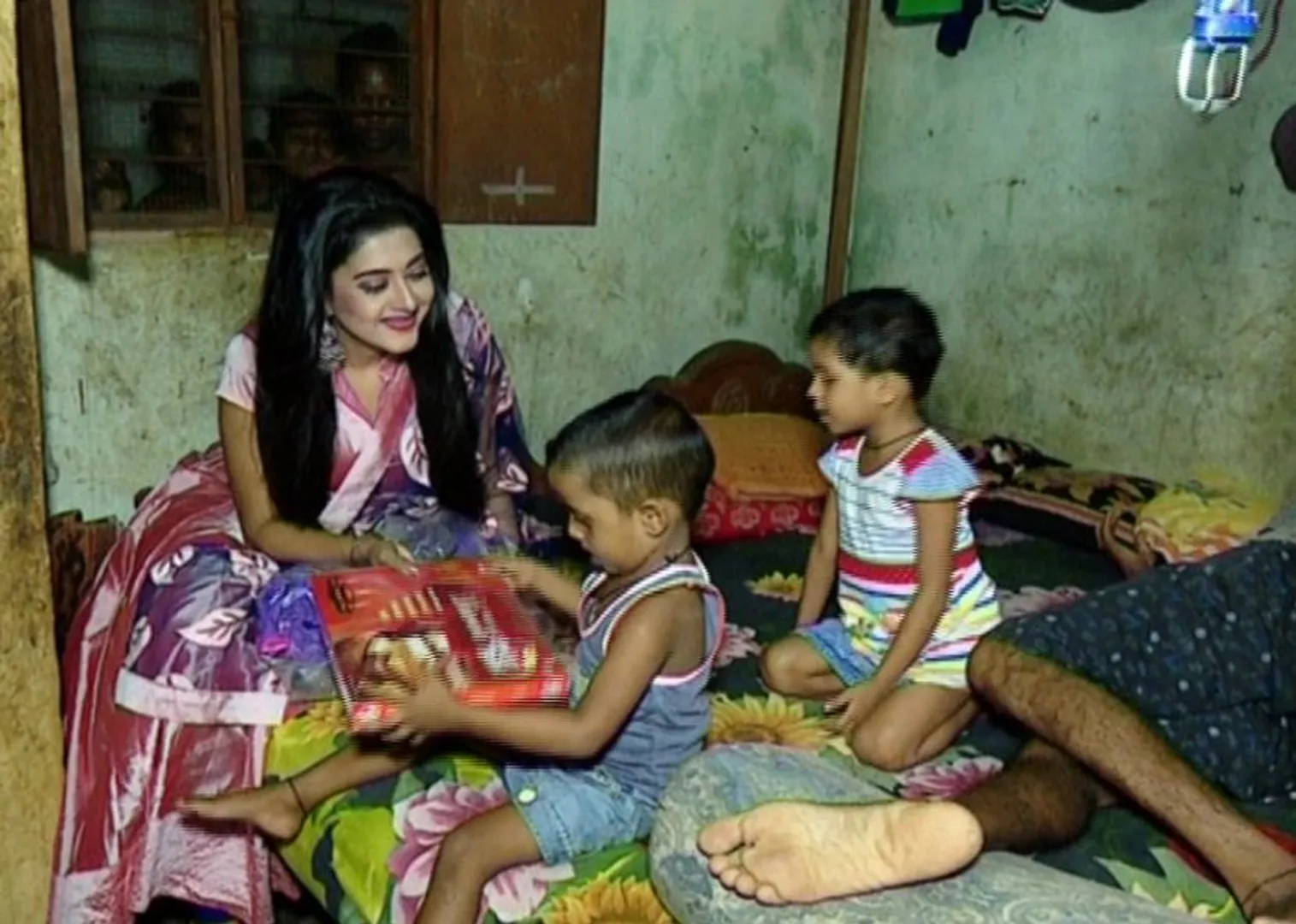 ଆଲୋକର ପର୍ବ ଦୀପାବଳିରେ କନକ ନ୍ୟୁଜର ନିଆରା ପ୍ରୟାସ : ବାଣ ବଦଳରେ ହସ ଫୁଟାଇବାକୁ ଆଗେଇ ଆସିଲେ ଅଭିନେତ୍ରୀ ବର୍ଷା ପ୍ରିୟଦର୍ଶିନୀ