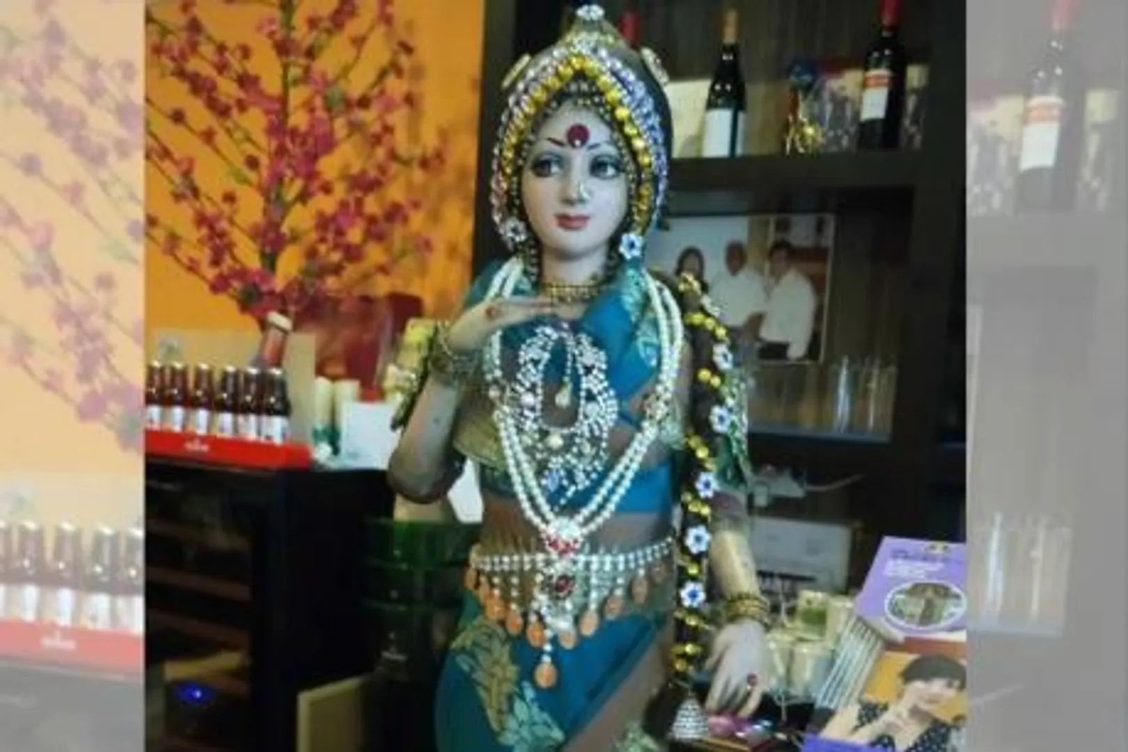 ବିଦେଶରେ ବି ଭାରତୀୟ ଅଭିନେତ୍ରୀଙ୍କ ଜଲୱା । ସିଙ୍ଗାପୁରର ଏକ ରେଷ୍ଟୁରାଂଟରେ ନଜର ଆସିଲା ଶ୍ରୀଦେବୀଙ୍କ ନାଁର କଣ୍ଢେଇ