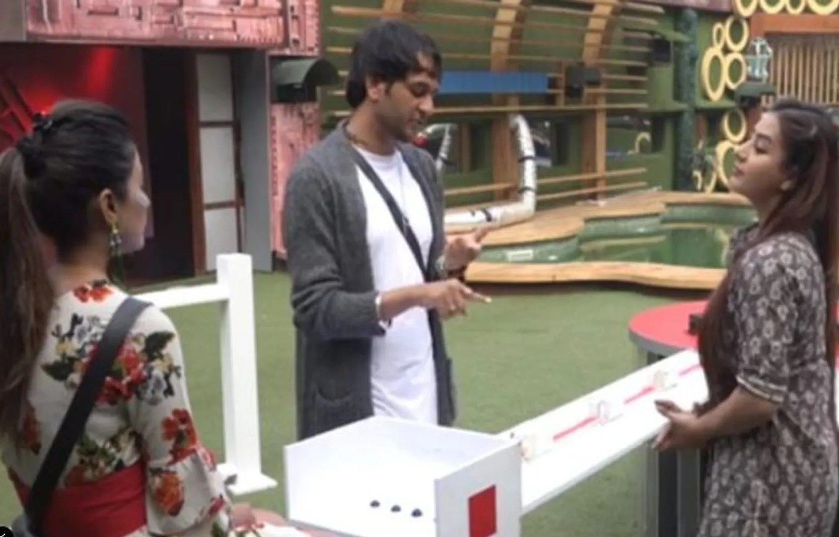 ବିଗବସ୍ -୧୧ : ବୟସ ଲୁଚାଉଛନ୍ତି ହିନା ଖାନ୍ ! ରହସ୍ୟ ଖୋଲିଲେ ବିକାଶ