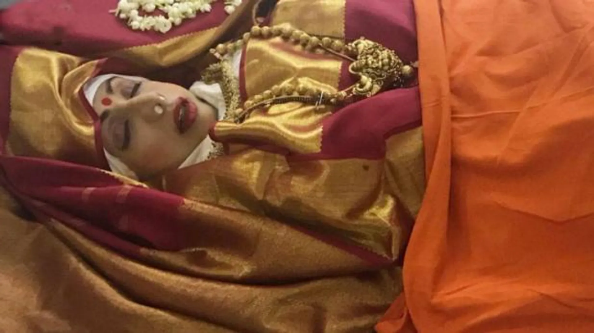 ଲାଲ୍ ଶାଢ଼ୀରେ ଦୁନିଆରୁ ବିଦାୟ ନେଲେ ଶ୍ରୀଦେବୀ ! ରାଷ୍ଟ୍ରୀୟ ମର୍ଯ୍ୟାଦା ପରେ ସରିଲା ଲେଡି ସୁପରଷ୍ଟାରଙ୍କ ଅନ୍ତିମ ସଂସ୍କାର