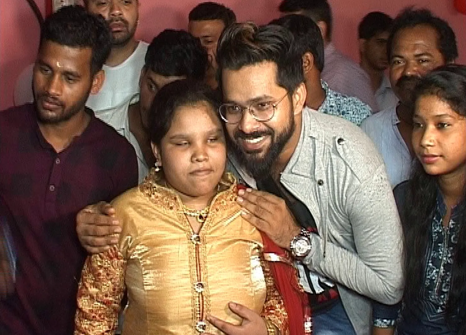 ଦୃଷ୍ଟିିହୀନା ପ୍ରଶଂସିକାଙ୍କ ସହ ମିଶି ସିନେମା ଦେଖିଲେ ସବ୍ୟସାଚୀ ! ଓଲିଉଡ୍ ସିନେମା ୪ ଇଡିିୟଟସର ପ୍ରିମିୟର ଶୋ’ରେ ଆସିଲେ ନଜର ।  