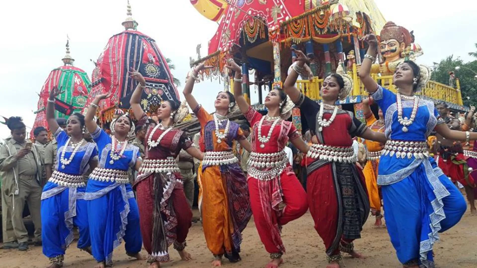 ନା ଅଛି ବାଦ୍ୟ ନା ସଂଗୀତ ! କିଏ ଦେବଦାସୀ ତ କିଏ ଭିନ୍ନ ରୂପରେ ପ୍ରଭୁଙ୍କୁ ସମର୍ପିତ କରୁଛି ଭକ୍ତି, କାଳିଆ ଭାବରେ ବିଭୋର ନୃତ୍ୟଶିଳ୍ପୀ ।