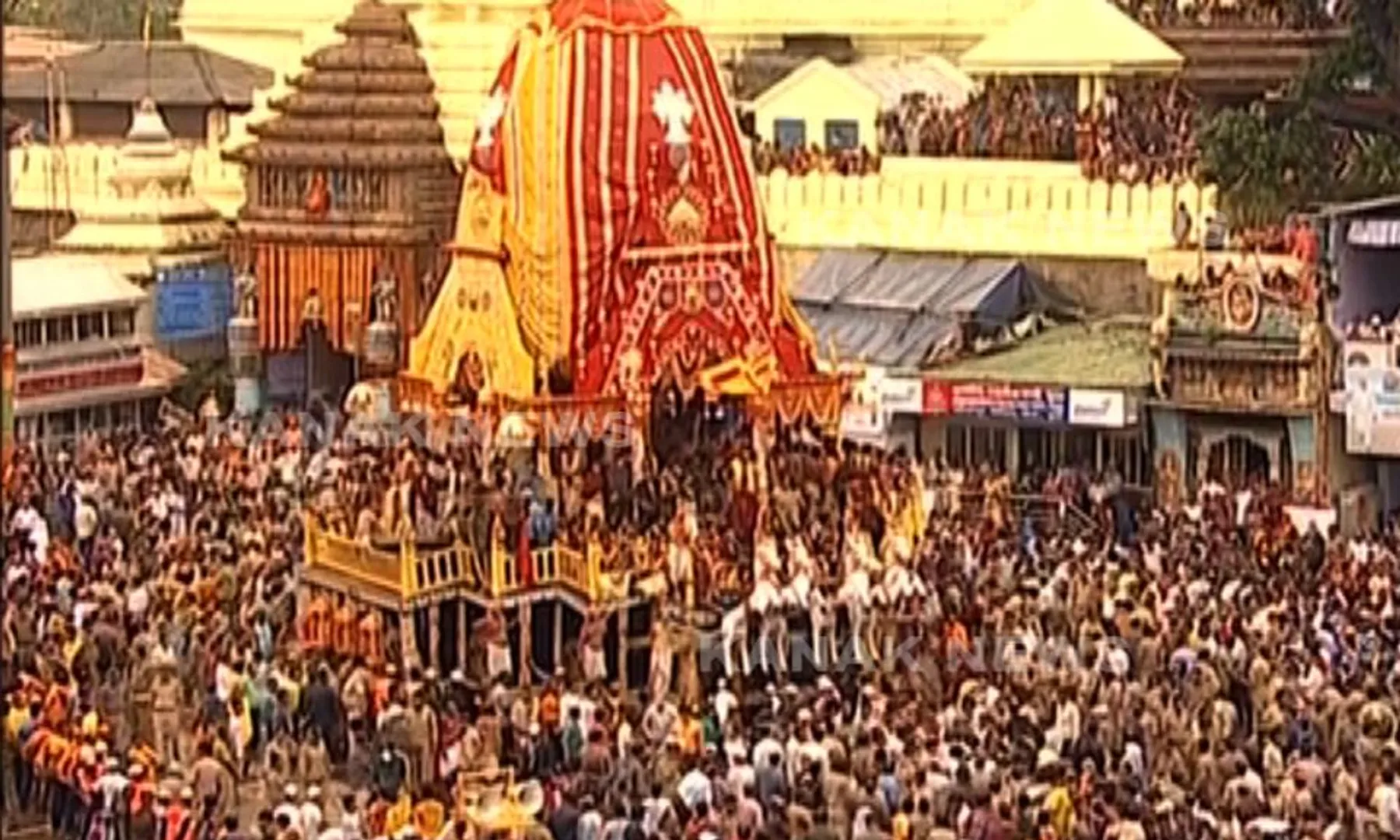 ସବୁ ପ୍ରତୀକ୍ଷାର ଅନ୍ତ ଘଟିଲା, ଗଡିଲା ନନ୍ଦିଘୋଷ । ବଡ ଭାଇ ଓ ଭଉଣୀଙ୍କ ପଛରେ ମାଉସୀ ମା’ ଘର ଅଭିମୁଖେ କଳା ଠାକୁର