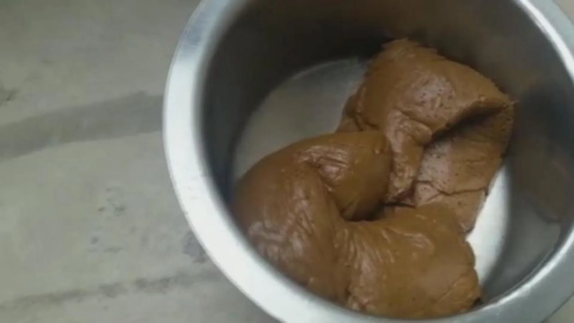 ଅଟାଚକୁଟା ଭଳି ଦେଖାଯାଉଥିବା ଏହି ଦ୍ରବ୍ୟର ମୂଲ୍ୟ ହେଉଛି ୩୫ ଲକ୍ଷ! ଉଡାଜାହାଜରୁ ହେଲା ଜବତ,ପ୍ରଥମଥର ପୋଲିସ୍ ବି ଦେଖି ଖାଇଗଲା ଧୋକା ।