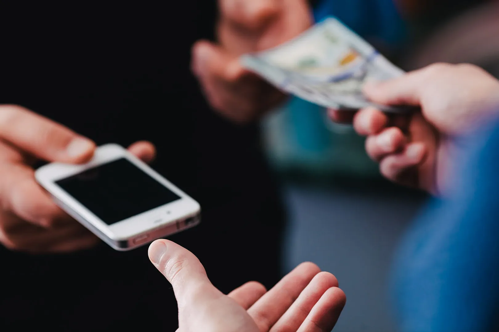 ସେକେଣ୍ଡ ହ୍ୟାଣ୍ଡ ମୋବାଇଲ୍ କିଣୁଛନ୍ତି କି ? ଏହି ସବୁ ଦିଗ ଉପରେ ଟିକେ ନଜର ପକାନ୍ତୁ ।