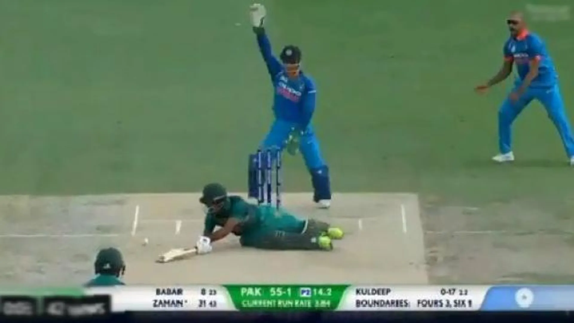 ବିଚିତ୍ର ଢଙ୍ଗରେ ଆଉଟ୍ ହେଲେ ପାକିସ୍ଥାନୀ କ୍ରିକେଟର ଜମାନ୍ ! ଟି.ଭିରେ ଦେଖିନଥିଲେ, ଏଠାରେ ଦେଖିନିଅନ୍ତୁ ଭିଡିଓ