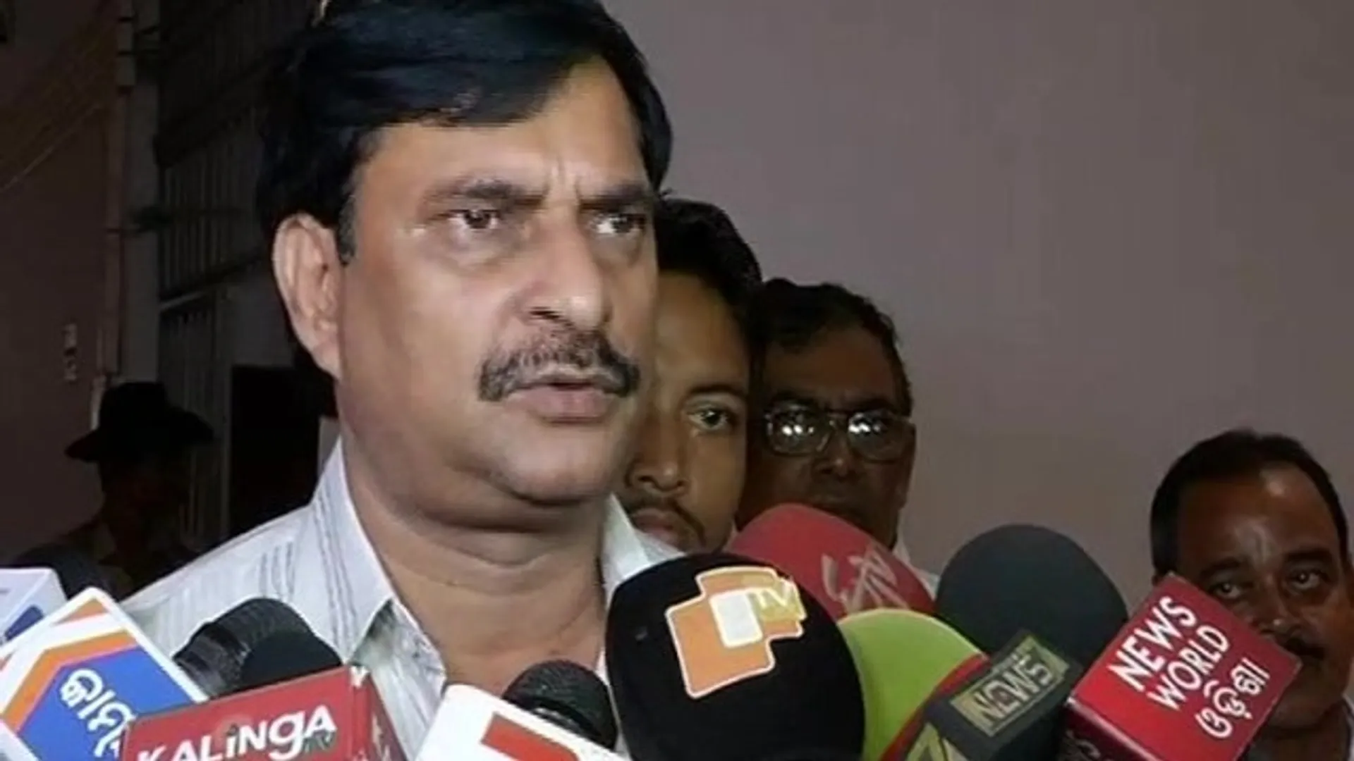 ନିୟମିତ ହେବାରୁ ବାଦ ପଡିଥିବା ଶିକ୍ଷକଙ୍କ ପ୍ରତିବାଦ। ମନ୍ତ୍ରୀ ସମୀର ଦାସଙ୍କ ଘର ଆଗରେ ପ୍ରତିବାଦ।