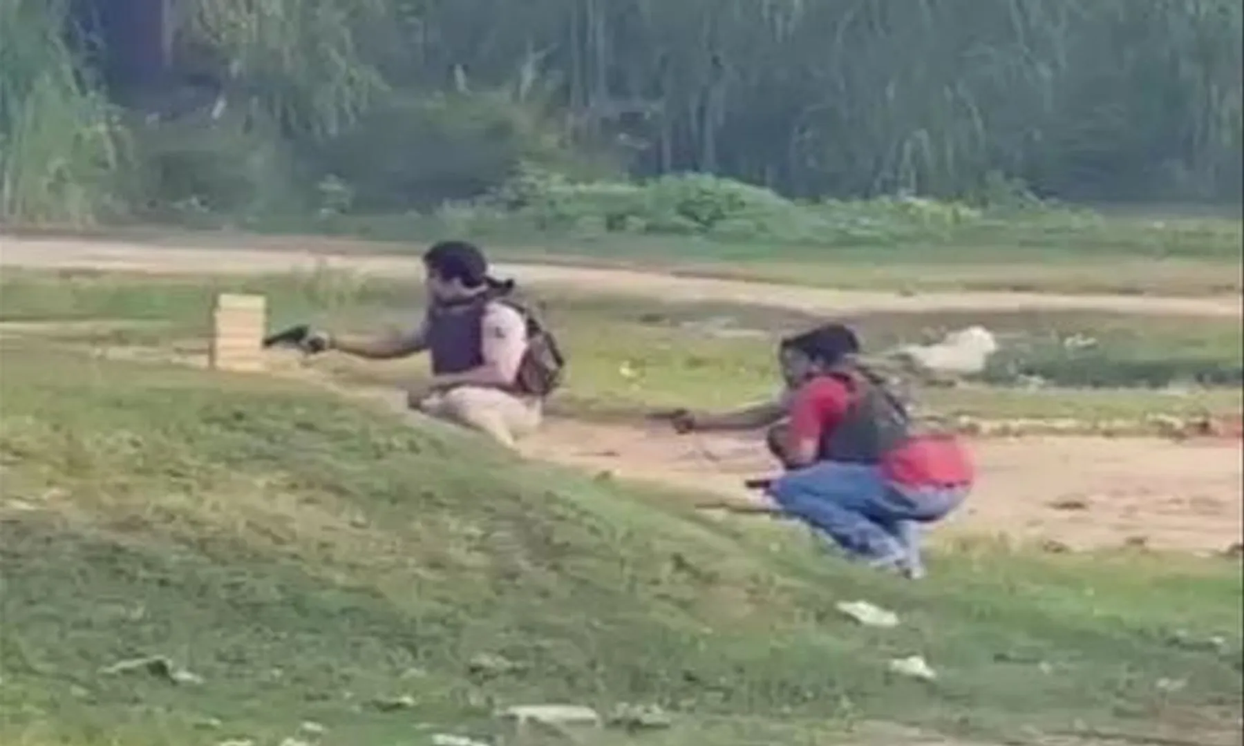 ସାମ୍ବାଦିକଙ୍କ ଆଗରେ ହେଲା ଲାଇଭ୍ ଏନକାଉଣ୍ଟର ! ଭିଡିଓରେ ଏଭଳି ଦୃଶ୍ୟକୁ କଏଦ୍ କରିବାକୁ ଆଗରୁ ଡାକରା ଦେଇଥିଲା ପୋଲିସ୍ ।