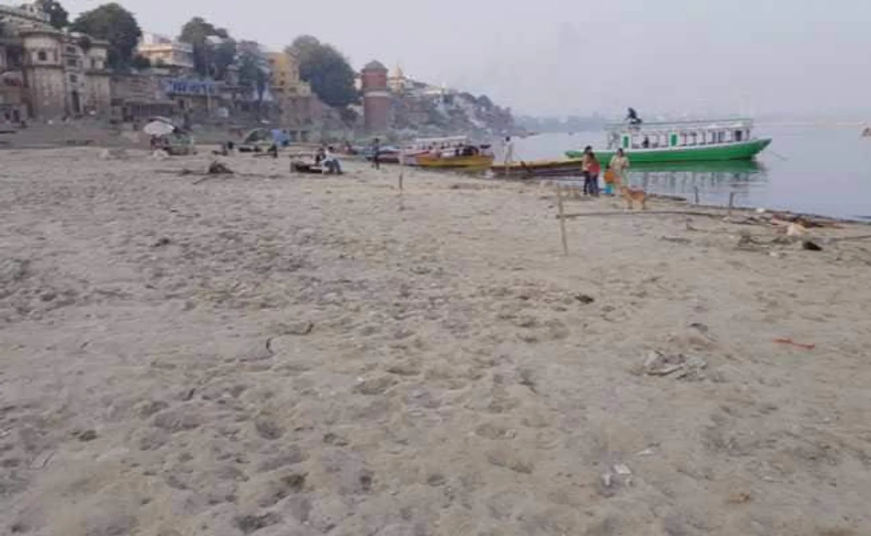 ବାଲି ତଳେ ବିସ୍ଫୋଟକ ! ଗଙ୍ଗାତଟ ବାଲିପଟାରେ ପୋତା ହୋଇଥିଲା କିଛି ଏଭଳି ଜିନିଷ,ଯାହାକୁ ଦେଖି ଲୋକେ ହେଲେ ଆଚମ୍ବିତ ।