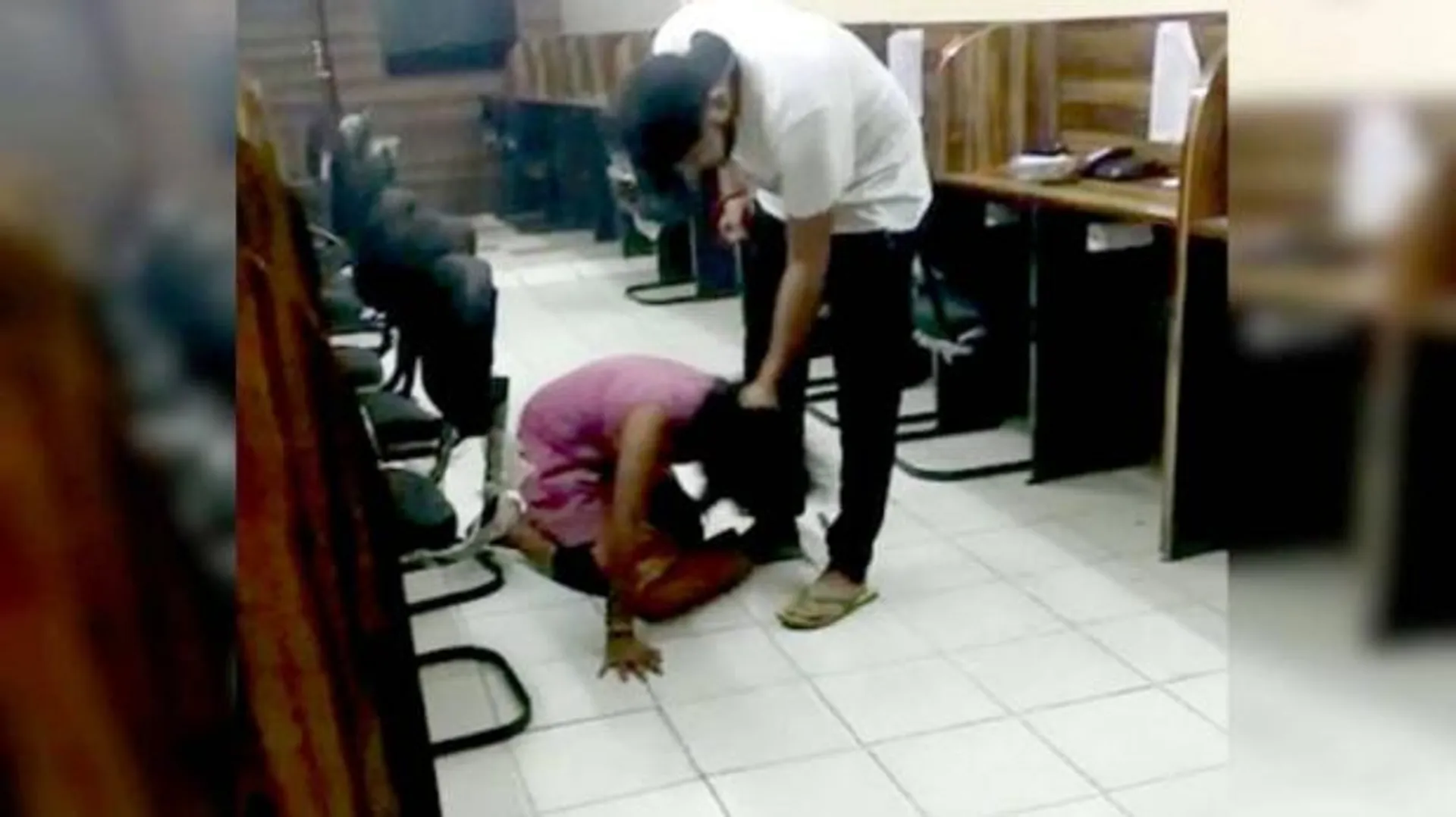 ଯୁବତୀକୁ କୁକୁର ପରି ପିଟିଲା ଯୁବକ ! ସୋସିଆଲ୍ ମିଡିଆରେ ଭିଡିଓ ହେଲା ଭାଇରାଲ୍ । ଦେଖନ୍ତୁ ଭିଡିଓ