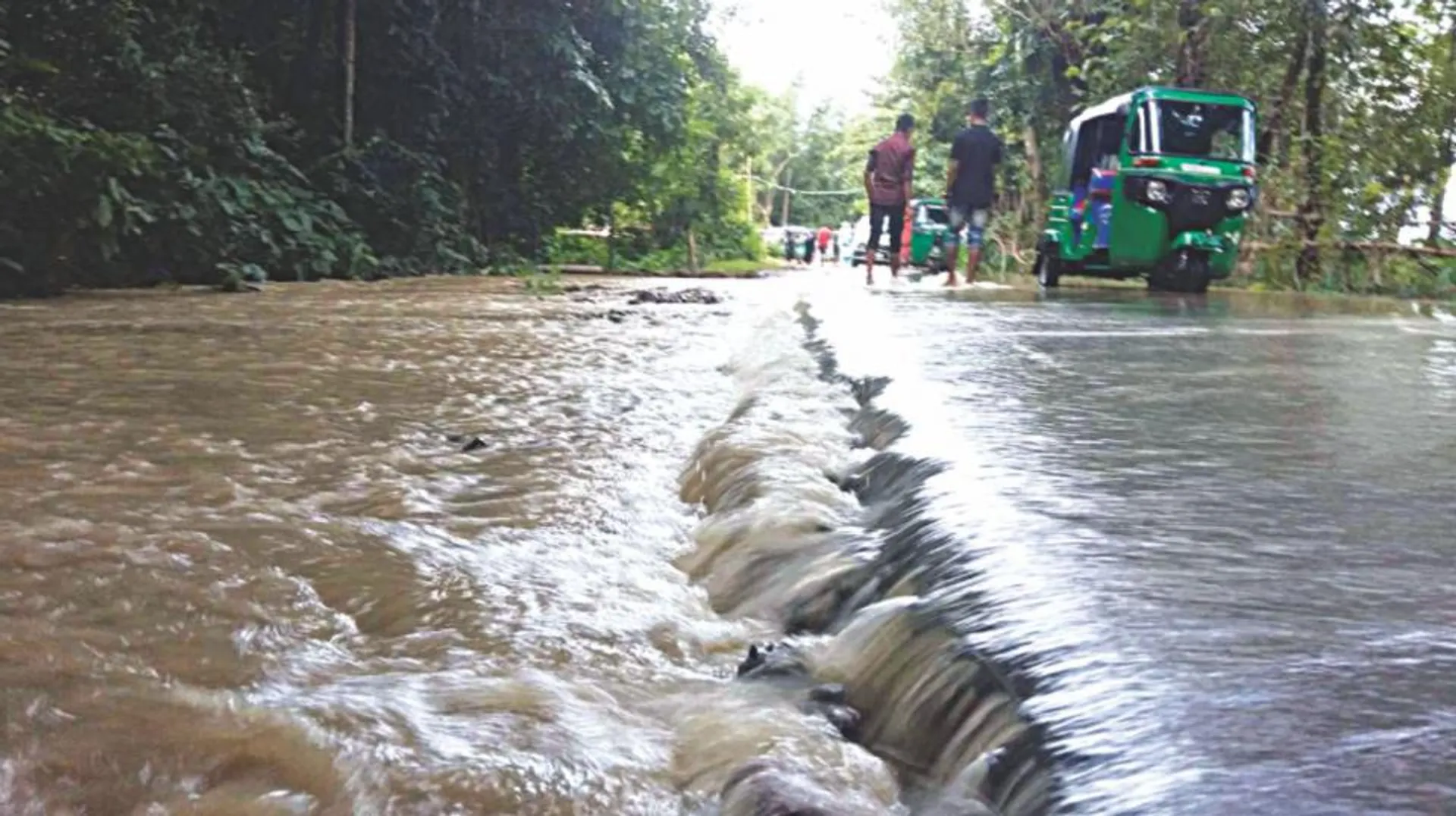 ସମ୍ବଲପୁର ତଳିଆ ଅଂଚଳରେ ପସିଲାଣି ପାଣି । ଗୁଣ୍ଡେରପୁର ବ୍ରିଜ ଉପରେ ଚାଲିଛି ୬ ଫୁଟ ଉଚ୍ଚର ପାଣି