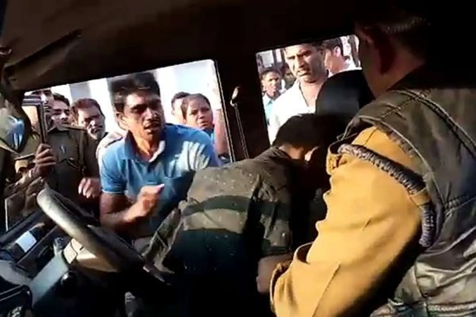 ପୋଲିସ୍ ଆଗରେ ଯୁବକଙ୍କୁ ପିଟିପିଟି ମାରିଦେଲେ ଲୋକେ ! ସୋସିଆଲ୍ ମିଡିଆରେ ଭିଡିଓ ହେଲା ଭାଇରାଲ୍ । ଦେଖନ୍ତୁ ଭିଡିଓ