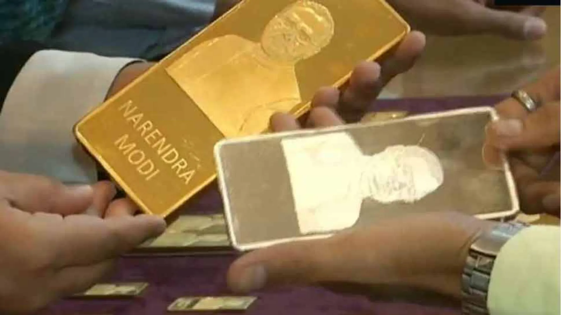 ଧନତେରସ୍ ଅବସରରେ ଠାକୁରଙ୍କ ବଦଳରେ ସୁନା ଏବଂ ଚାନ୍ଦି ବିସ୍କେଟରେ ଲାଗିଲା ପ୍ରଧାନମନ୍ତ୍ରୀଙ୍କ ଚିତ୍ର ! ବିସ୍କେଟ୍ କିଣିବାକୁ ଦୋକାନରେ ଲାଗିଲା ଲୋକଙ୍କ ଭିଡ ।