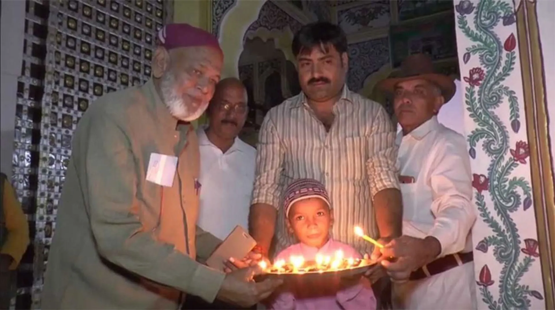 ଭାଇଚାରାର ଅନନ୍ୟ ଉଦାହରଣ ଦର୍ଶାଏ ଏହି ସ୍ଥାନ ! ଯେଉଁଠି ଦରଘାରେ ଜଳେ ଦୀପାବଳୀର ଦୀପ ।