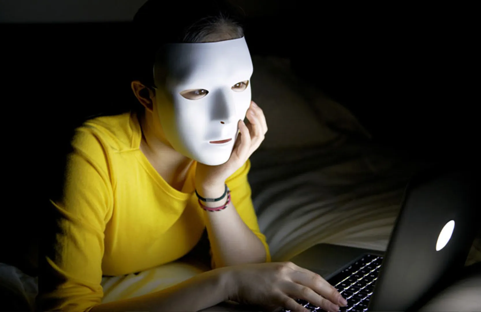 ପୁଅ ଯାଉଥିଲା ପତରେ ପତରେ ବାପା ଧରିଦେଲେ ଡାଳ ! ଫେସବୁକରେ ଝିଅଙ୍କ ଫେକ୍ ଆଇଡି ଚଲାଉଥିଲା ପୁଅ,ମଜା ଚଖାଇବା ପାଇଁ ବାପା କଲେ କିଛି ଏଭଳି ।