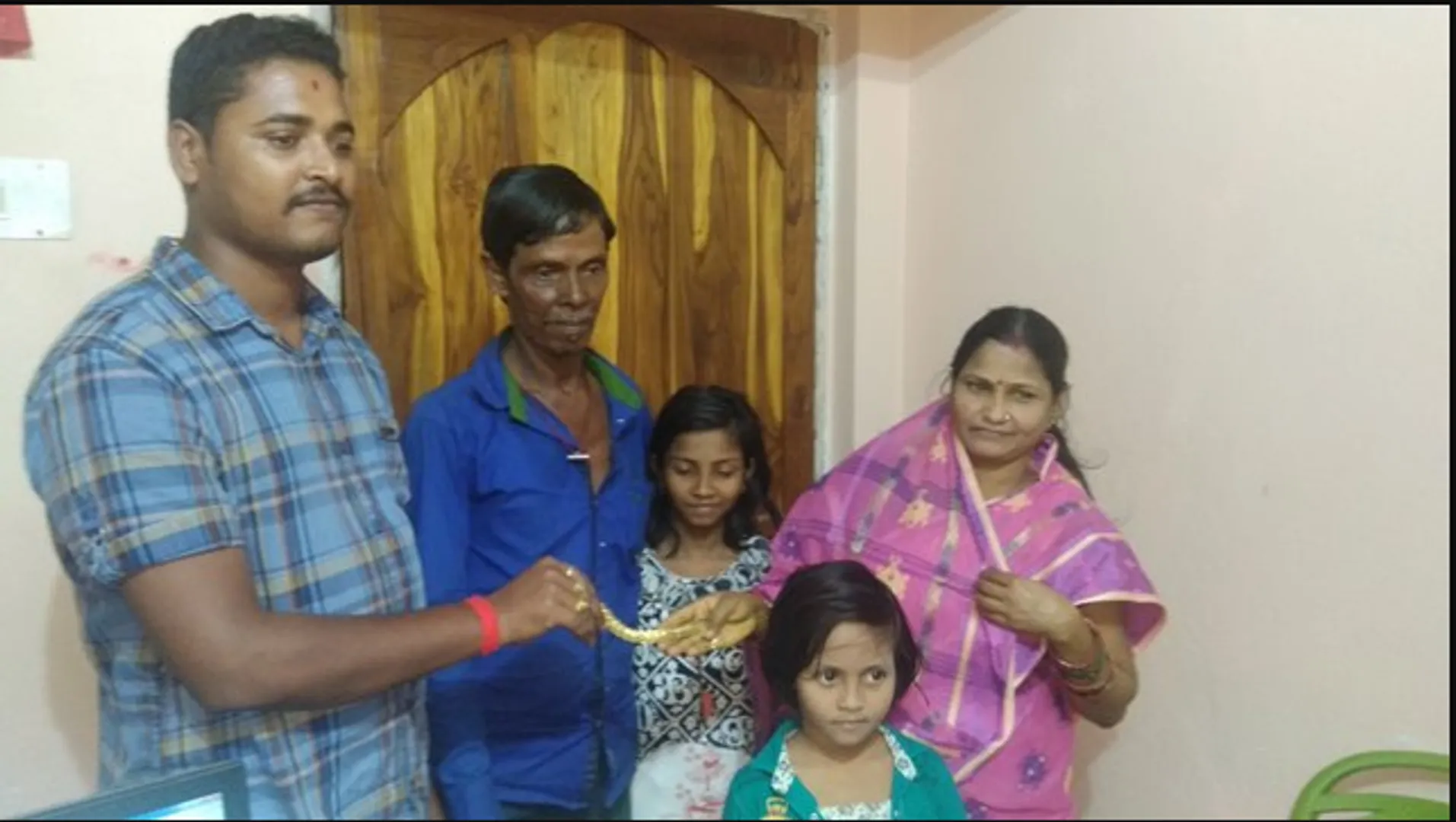 ଏବେ ବି ବଚିଂଛି ମଣିଷପଣିଆ ! ଦାମୀ ବ୍ରେସଲେଟ୍ ପାଇ ଯୁବକଙ୍କୁ ଫେରାଇଲେ ଅଟୋ ଚାଳକଙ୍କ ପତ୍ନୀ ।