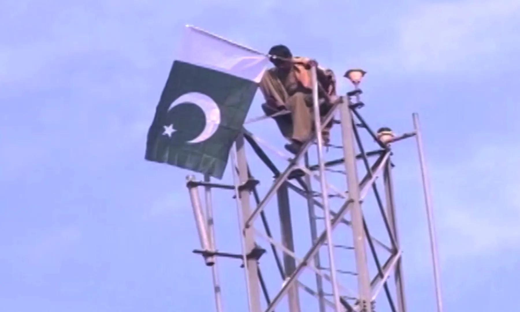 ଟାୱାର ଉପରେ ଚଢି ଏଭଳି ସର୍ତ୍ତ ରଖିଲା ପାକିସ୍ତାନୀ ଯୁବକ ! ତଳକୁ ଓହ୍ଲାଇବା ପାଇଁ ପୋଲିସକୁ କରିବାକୁ ପଡିଲା ଲମ୍ବା କସରତ । ଦେଖନ୍ତୁ ଭିଡିଓ