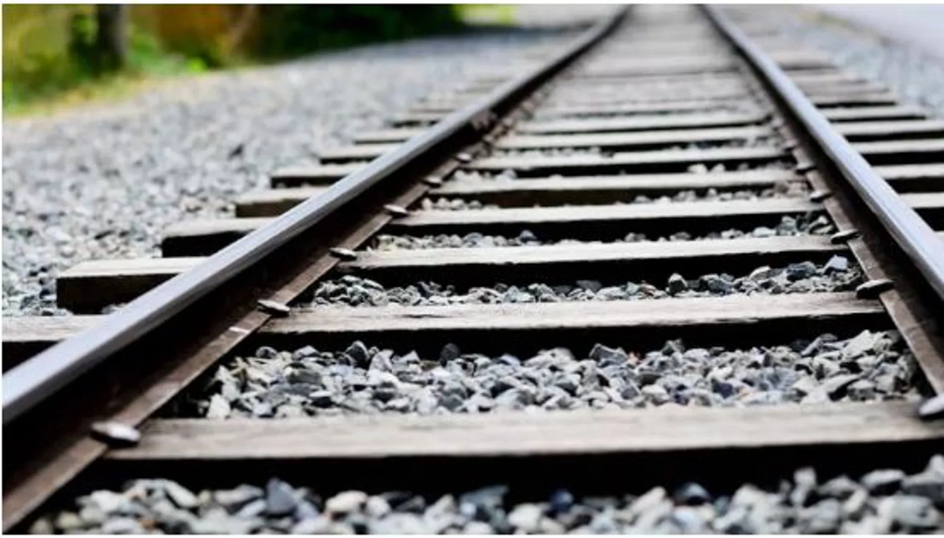 ରେଳ ଧାରଣା ମଝିରେ କାହିିଁକି ପଥରଖଣ୍ଡ ବିଛାଯାଏ ? କ’ଣ ରହିଛି ଏହାର କାରଣ ଜାଣିଛନ୍ତି କି ?