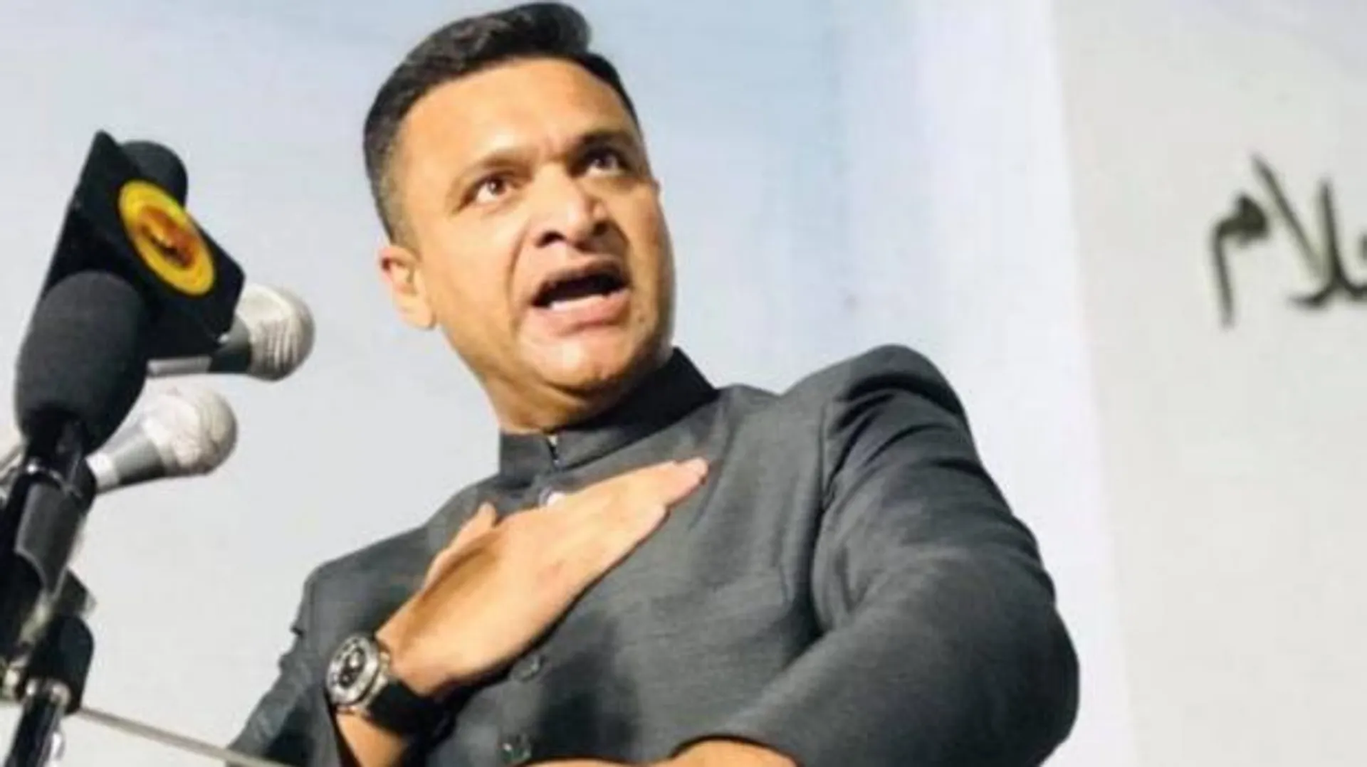 ବିଧାନସଭା ନିର୍ବାଚନକୁ ନେଇ ଚାଲିଲା ବାକଯୁଦ୍ଧ ! ପ୍ରଧାନମନ୍ତ୍ରୀଙ୍କୁ ଇଙ୍ଗିତ କରି ଓବେସି କହିଲେ , ଚା ବାଲା ଏତେ ମାରିବି କାନରୁ ରକ୍ତ ବାହାରି ପଡିବ ।