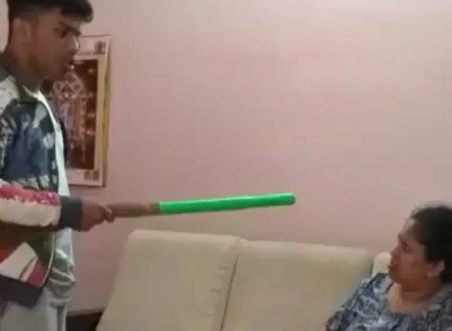 ଅସହ୍ୟ ଯନ୍ତ୍ରଣା ସହି ଯେ ଜନ୍ମ କରିଥିଲା ତାକୁ ଝାଡୁରେ ପିଟିଲା ପୁଅ ! ଶାସ୍ତି ଦେବା ପାଇଁ ସୋସିଆଲ୍ ମିଡିଆରେ ଭିଡିଓ ଭାଇରାଲ୍ କଲା ଭଉଣୀ ।