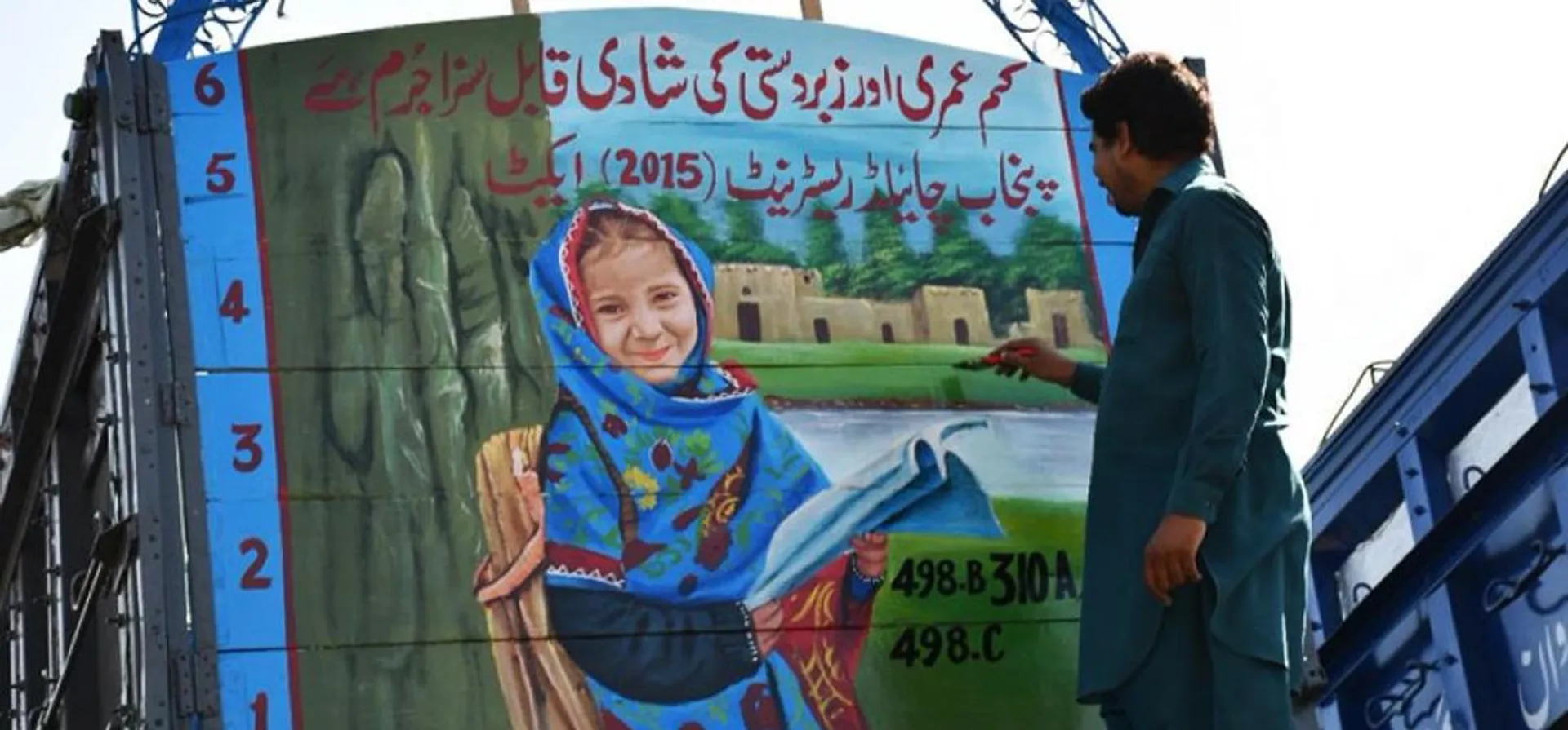 ଟ୍ରକ୍ ପଛପଟେ ଡ୍ରାଇଭର ଆଙ୍କୁଛନ୍ତି ଏହି ଛୋଟ ଝିଅର ଚିତ୍ର ! ମୁହଁରେ ହସ ଏବଂ ହାତରେ ବହି ଧରି କେଉଁ ସନ୍ଦେଶ ଦେଉଛି ଏହି ଝିଅ ଆସନ୍ତୁ ଜାଣିବା ।