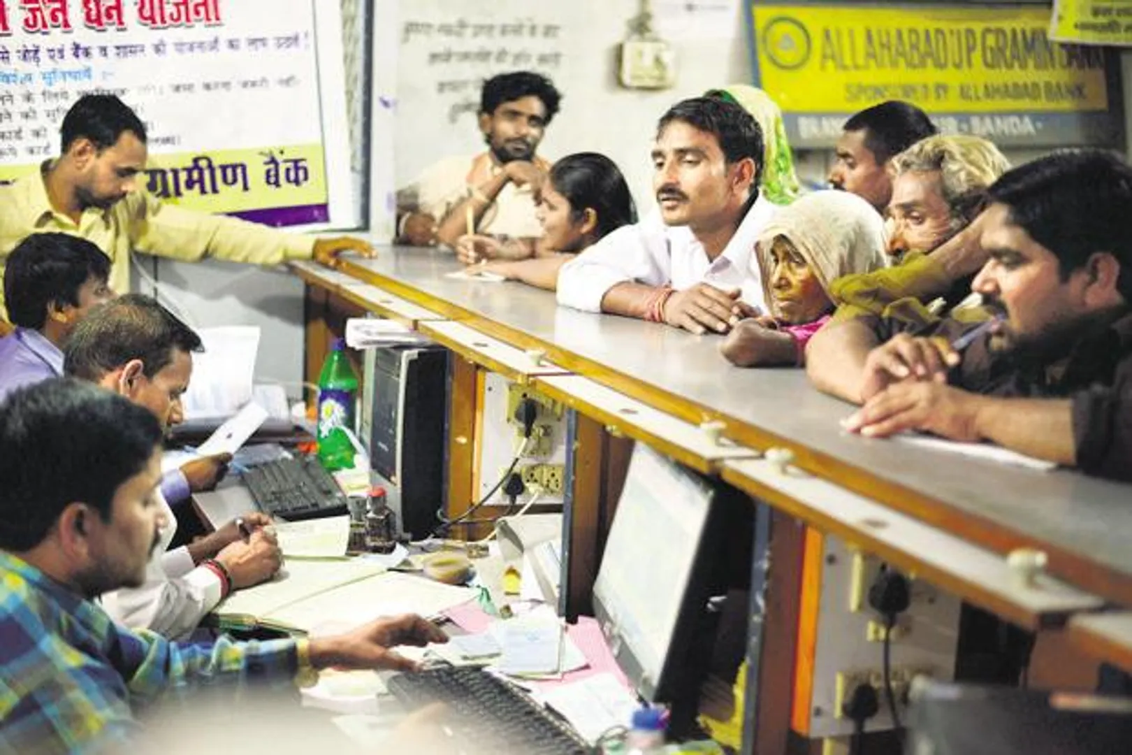 ଏହି ବ୍ୟାଙ୍କରେ ନାହିଁ ତ ଆପଣଙ୍କ ଖାତା ! ଯଦି ହଁ ତେବେ ଶୀଘ୍ର ବଦଳାନ୍ତୁ ଚେକବୁକ୍ ଏବଂ ପାସବୁକ୍ ,ସମସ୍ୟାରେ ପଡିପାରନ୍ତି ।