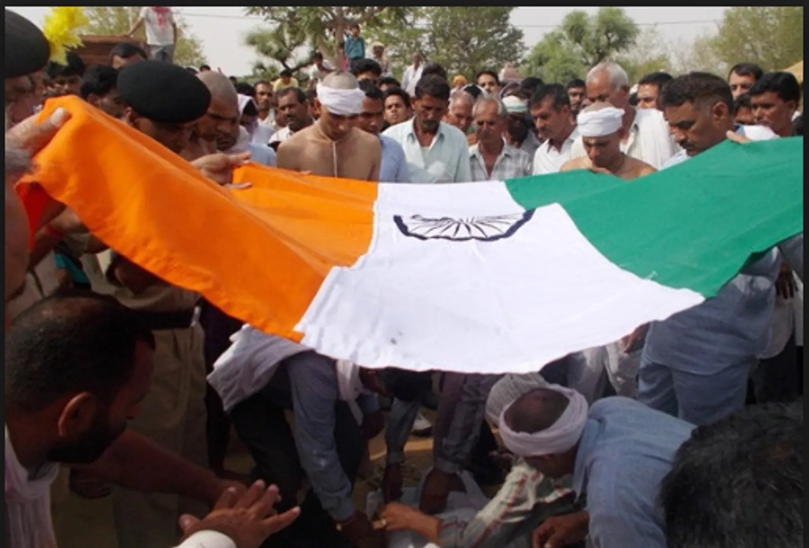 ଦେଶକୁ ଶତ୍ରୁଙ୍କ ଠାରୁ ସୁରକ୍ଷା ଦେଉଥିବା ବେଳେ ଚାଲିଗଲା ଜୀବନ ! ସହିଦଙ୍କ ପତ୍ନୀଙ୍କୁ ଅଧିକାରୀ କହିଲେ ପ୍ରମାଣ କର ନହେଲେ ମିଳିବ ନାହିଁ ଅନୁଦାନ ।