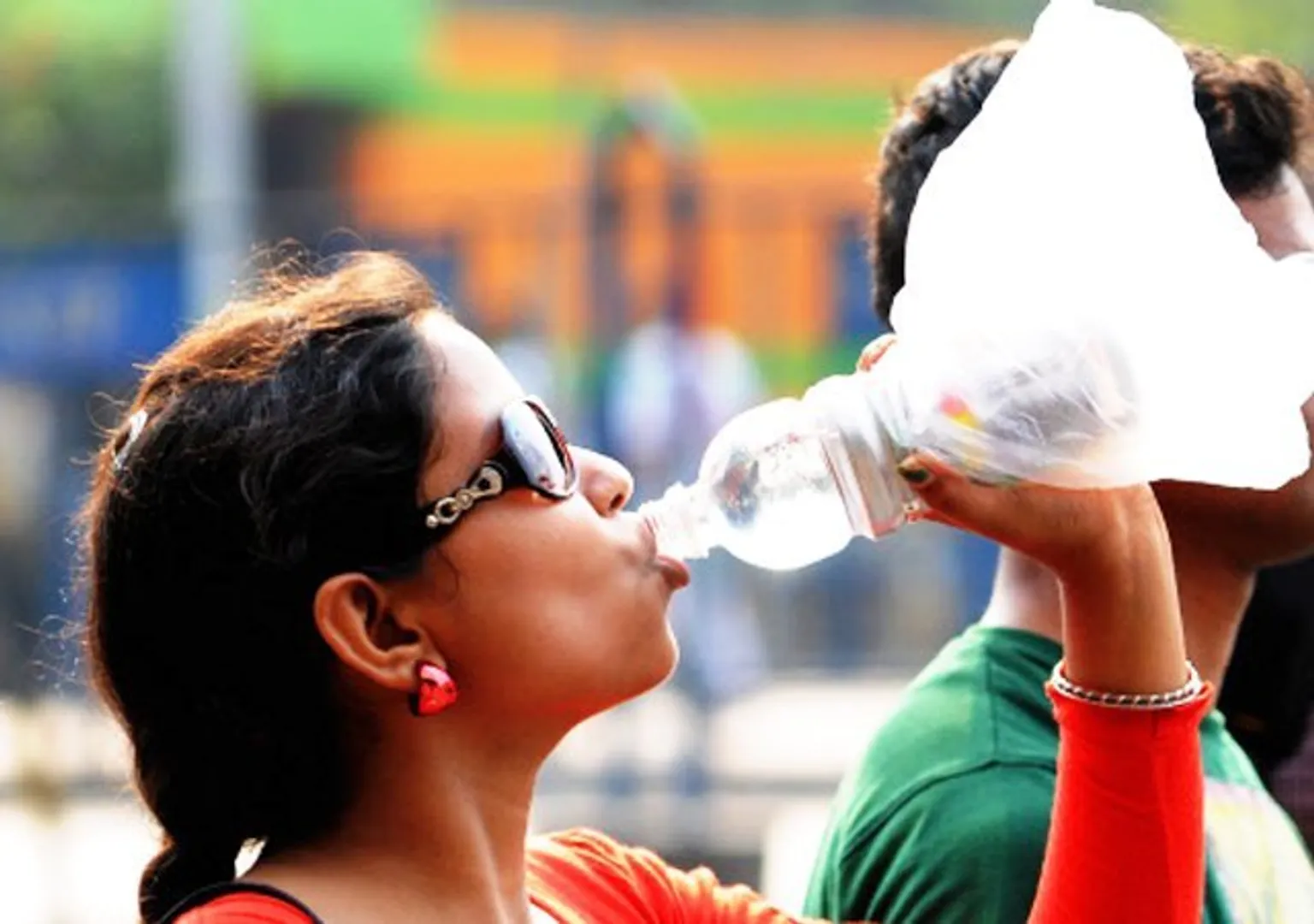 ବଜାରରେ ମିଳୁଥିବା ମିନେରାଲ ପାଣି ବୋତଲରେ ଥାଆନ୍ତି ଲକ୍ଷ ଲକ୍ଷ ଜୀବାଣୁ ! କ’ଣ ଏବେ ବି କିଣା ପାଣି ପିଇବାକୁ ଚାହିଁବେ ?