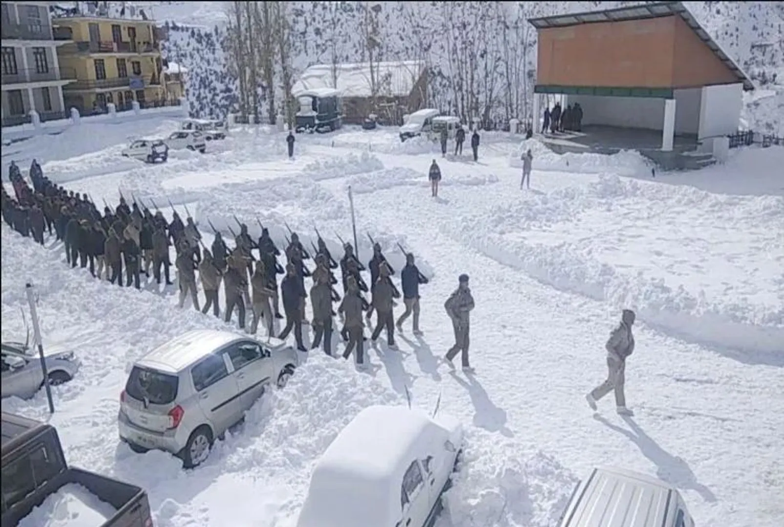 -୧୧ ଡିଗ୍ରୀ ତାପମାନରେ ହେଲା ସାଧାରଣତନ୍ତ୍ର ଦିବସ ପାଇଁ ପରେଡ୍ ! ଯବାନଙ୍କ ଠାରୁ ଆରମ୍ଭ କରି ସ୍କୁଲପିଲା ପର୍ଯ୍ୟନ୍ତ ସବୁ କଲେ ପ୍ରସ୍ତୁତି । 