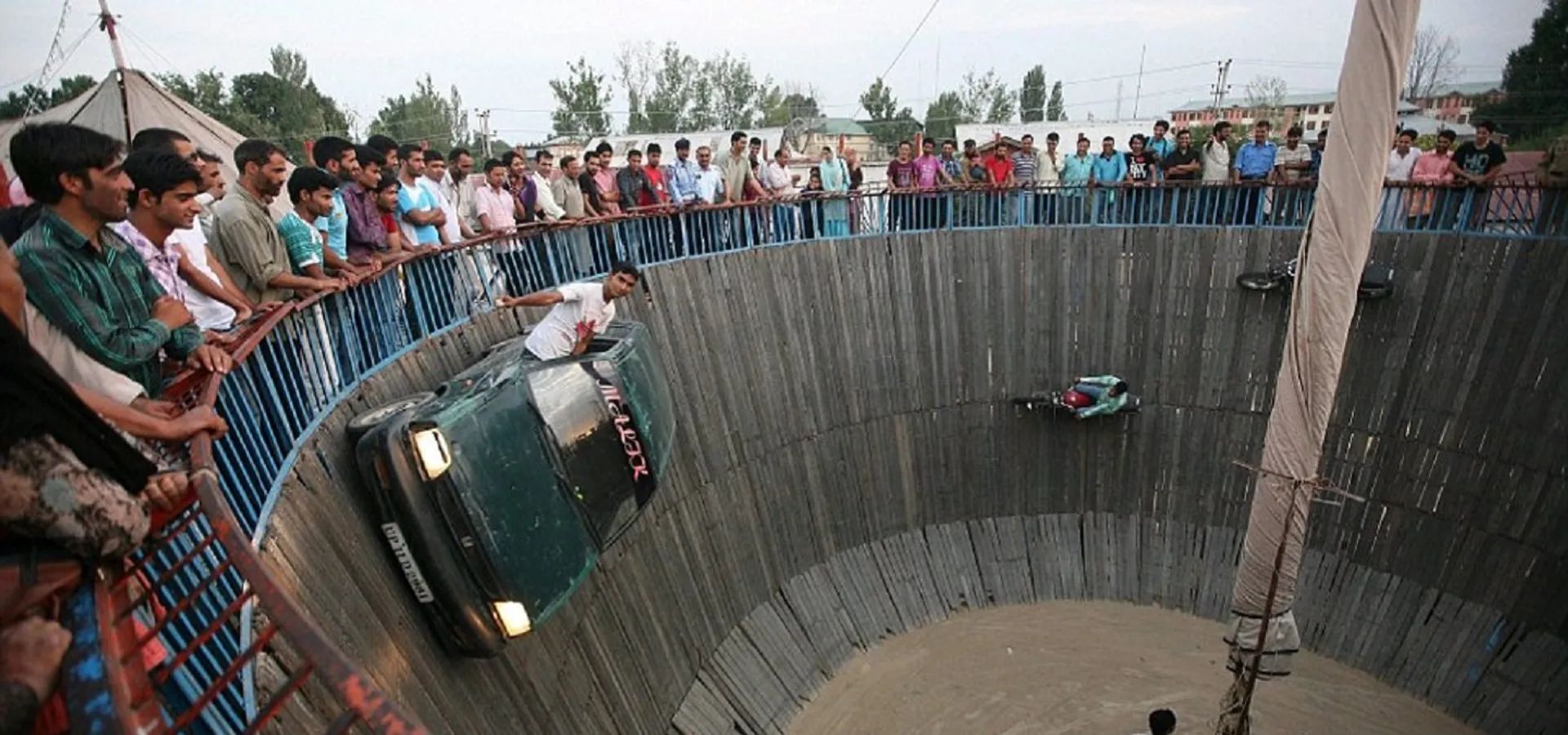 କୁମ୍ଭମେଳାର ଆକର୍ଷଣୀୟ କୌଶଳ କ୍ରୀଡା ‘ମୃତ୍ୟୁର କୂଅ’ ! ଜାଣନ୍ତୁ କିଭଳି ନିଜ ଜୀବନକୁ ବାଜିଲଗାଇ କୌଶଳ ଦେଖାନ୍ତି ସାହସୀ ଯୁବକ,ମୃତ୍ୟୁଖେଳ ଭିତରେ କ’ଣ ରହିଛି ବିଜ୍ଞାନ ।