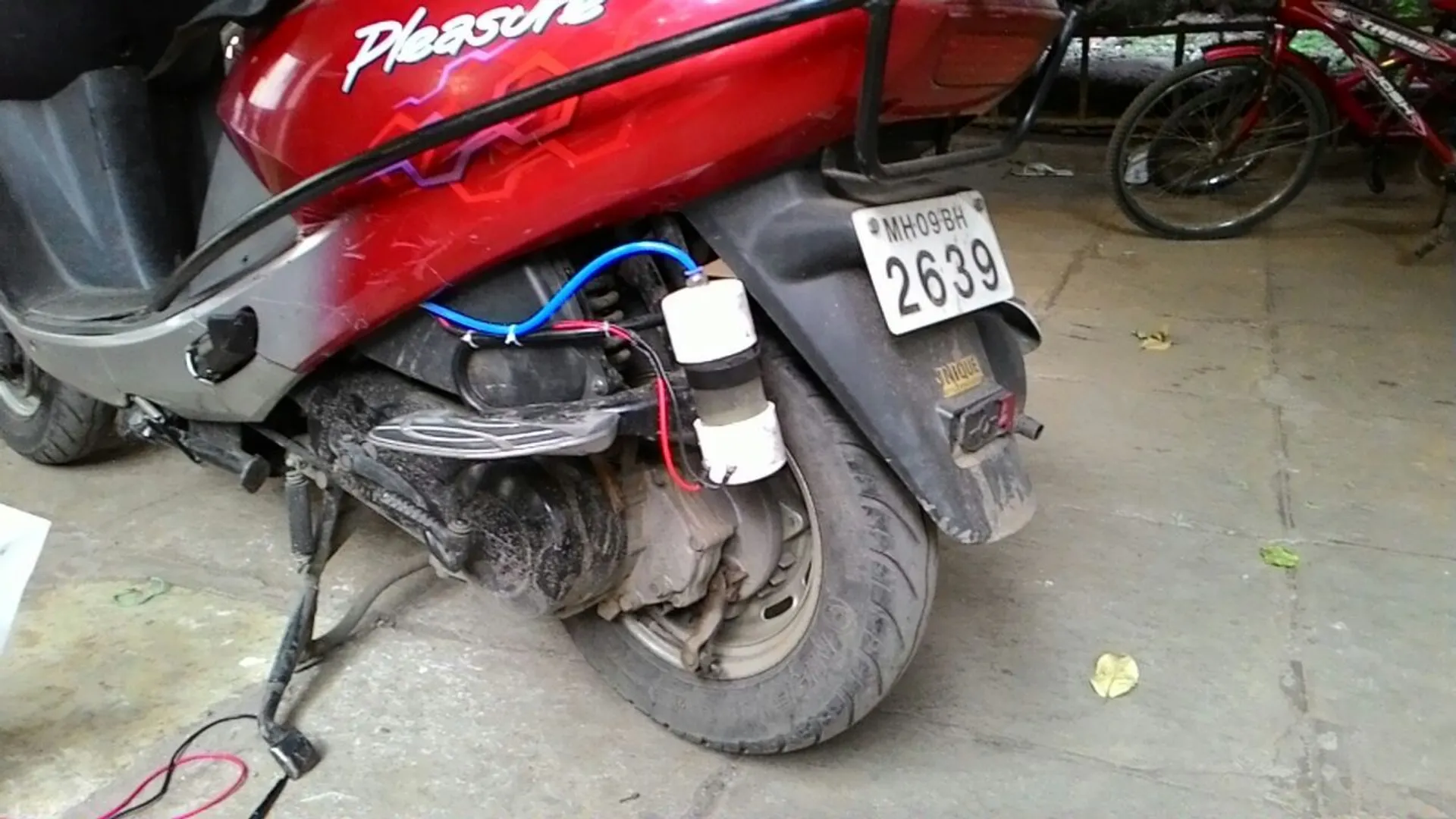 ନିଜ ସାଧାରଣ ବାଇକର ଇଞ୍ଜିନରେ ଲଗାନ୍ତୁ ଏହି ହଜାରେ ଟଙ୍କିଆ କିଟ୍ ! ଏକ ଲିଟରରେ ଦେବ ୧୧୦ କି.ମି. ମାଇଲେଜ୍ ।