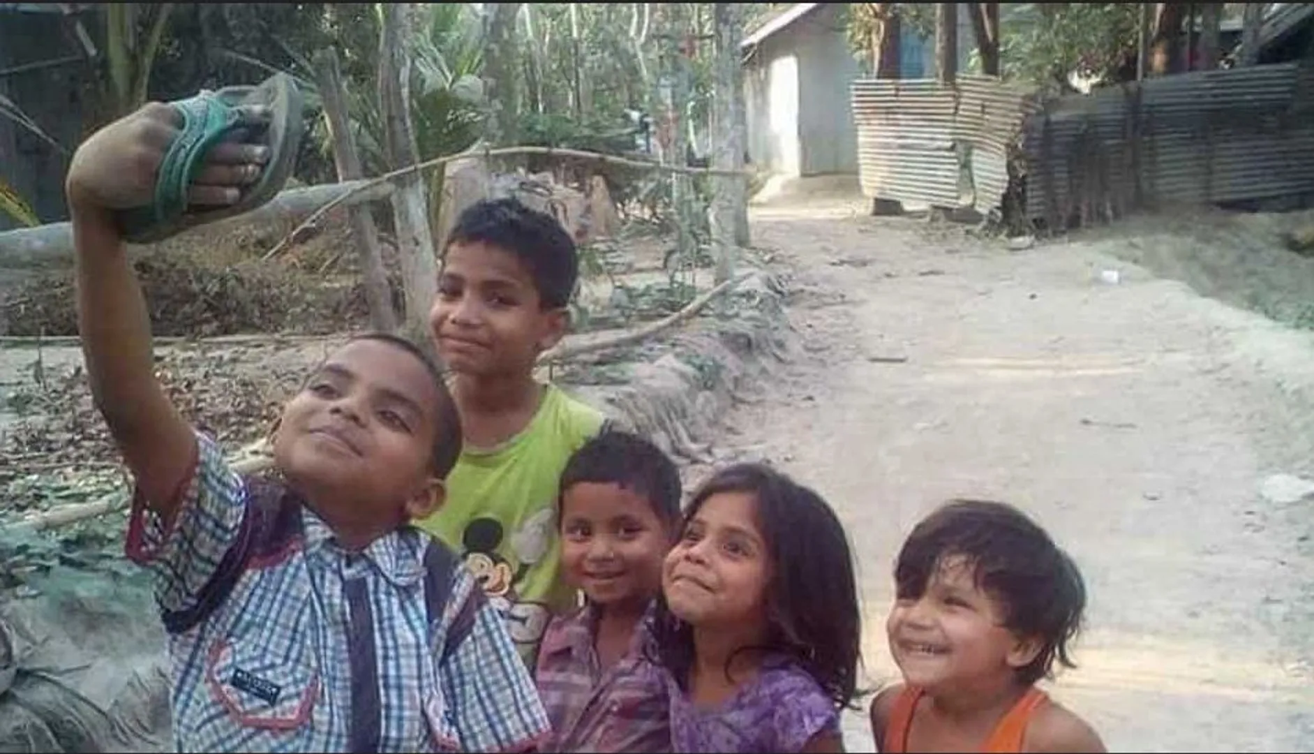 କଅଁଳ ମନର ବାଚାଳପଣ ! ଦାମୀ କ୍ୟାମେରା ନୁହଁ ପିନ୍ଧା ଚପଲ ସାଜିଲା ମୋବାଇଲ୍ କ୍ୟାମେରା ,ସୋସିଆଲ୍ ମିଡିଆରେ ଭାଇରାଲ୍ ହେଲା ମନକୁ ଖୁସି କରିଦେଲା ଭଳି ଫଟୋ ।  