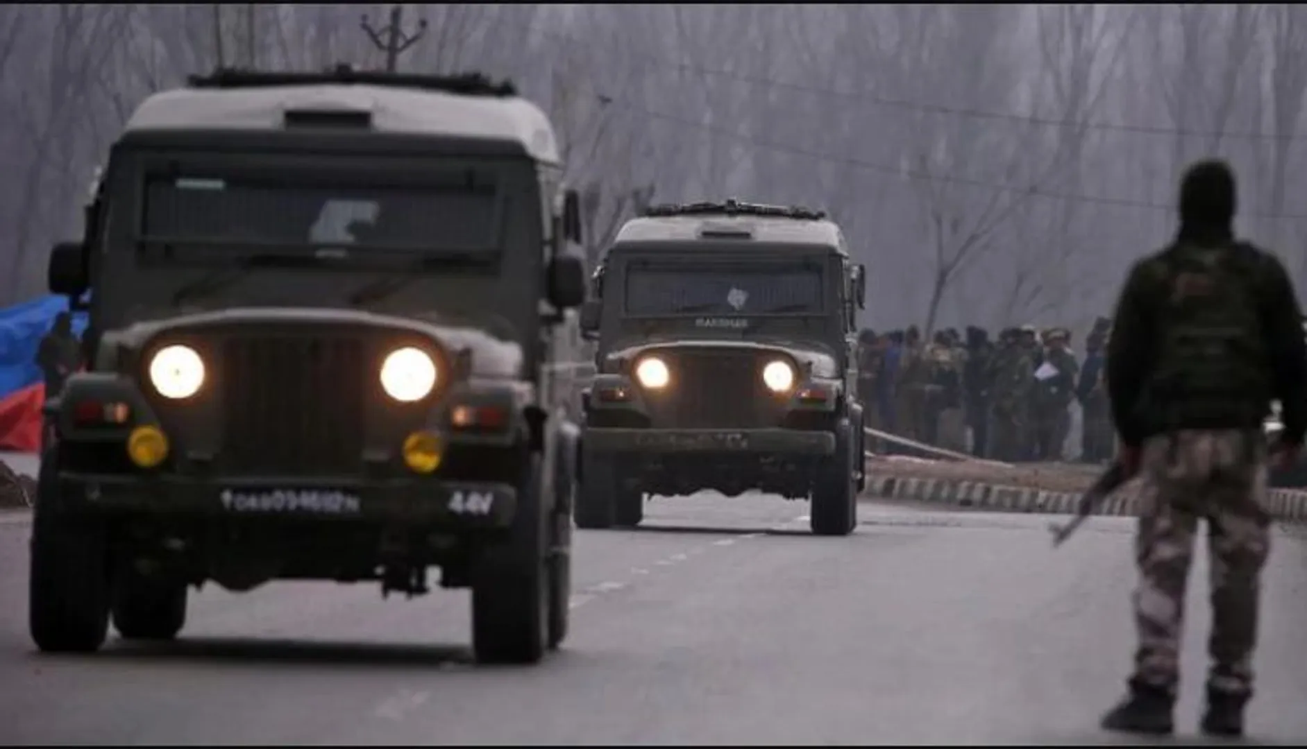 ସରକାର ଆଣିଲେ ନୂଆ ନିୟମ ! କାଶ୍ମୀରରେ ଏବେ ନେତାଙ୍କ ଗାଡି ଭଳି ଯବାନଙ୍କ ଗାଡି ଯିବା ସମୟରେ ସାଧାରଣ ନାଗରିକଙ୍କ ଯାତାୟତକୁ କରାଯିବ ବାରଣ ।