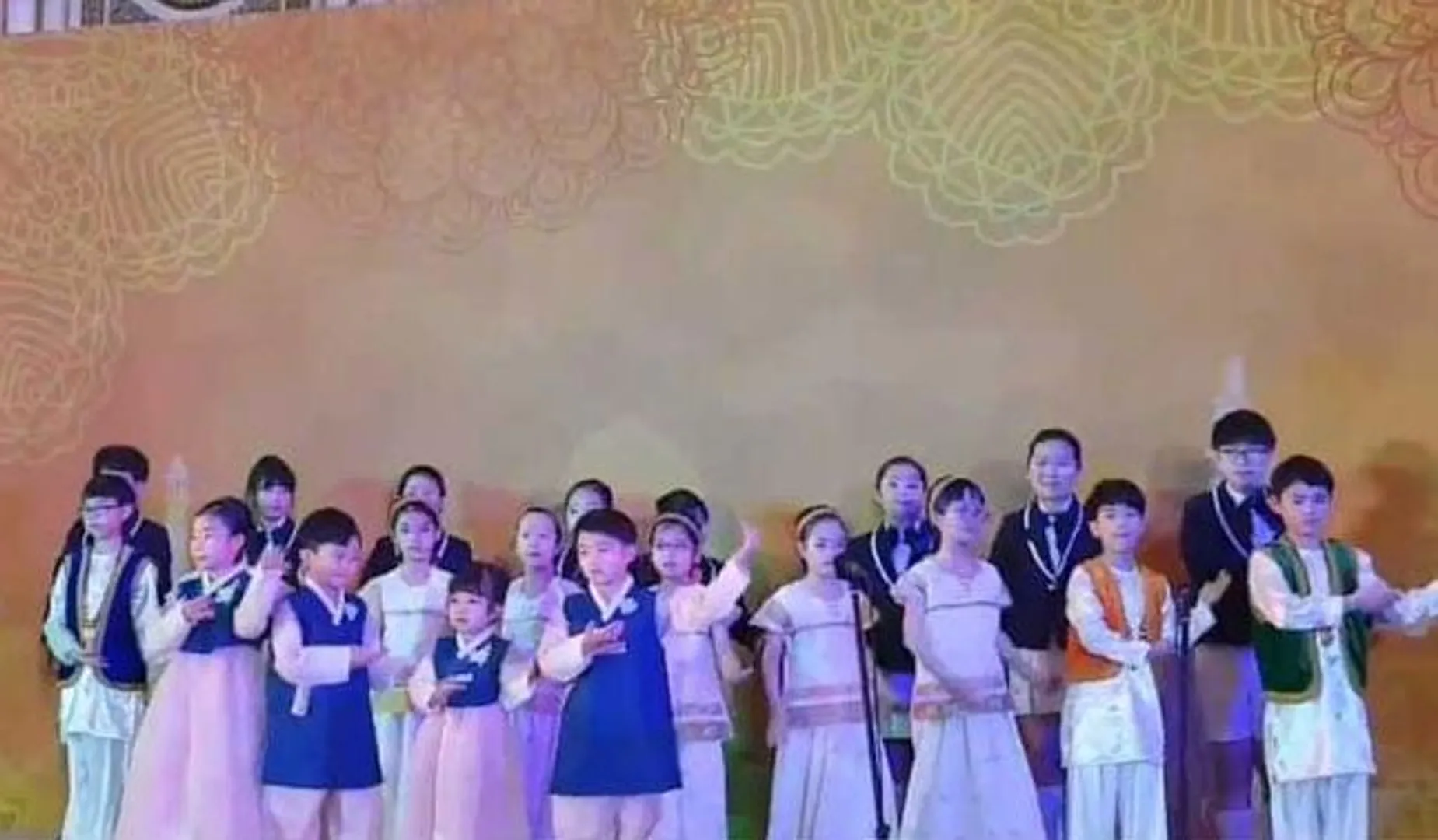 ଯେତେବେଳେ କୋରିଆର ଶିଶୁମାନେ ପ୍ରଧାନମନ୍ତ୍ରୀ ମୋଦିଙ୍କ ସ୍ୱାଗତରେ ଗାଇଲେ ଗୁଜରାତି ଭଜନ...ଦେଖନ୍ତୁ ଭିଡିଓ