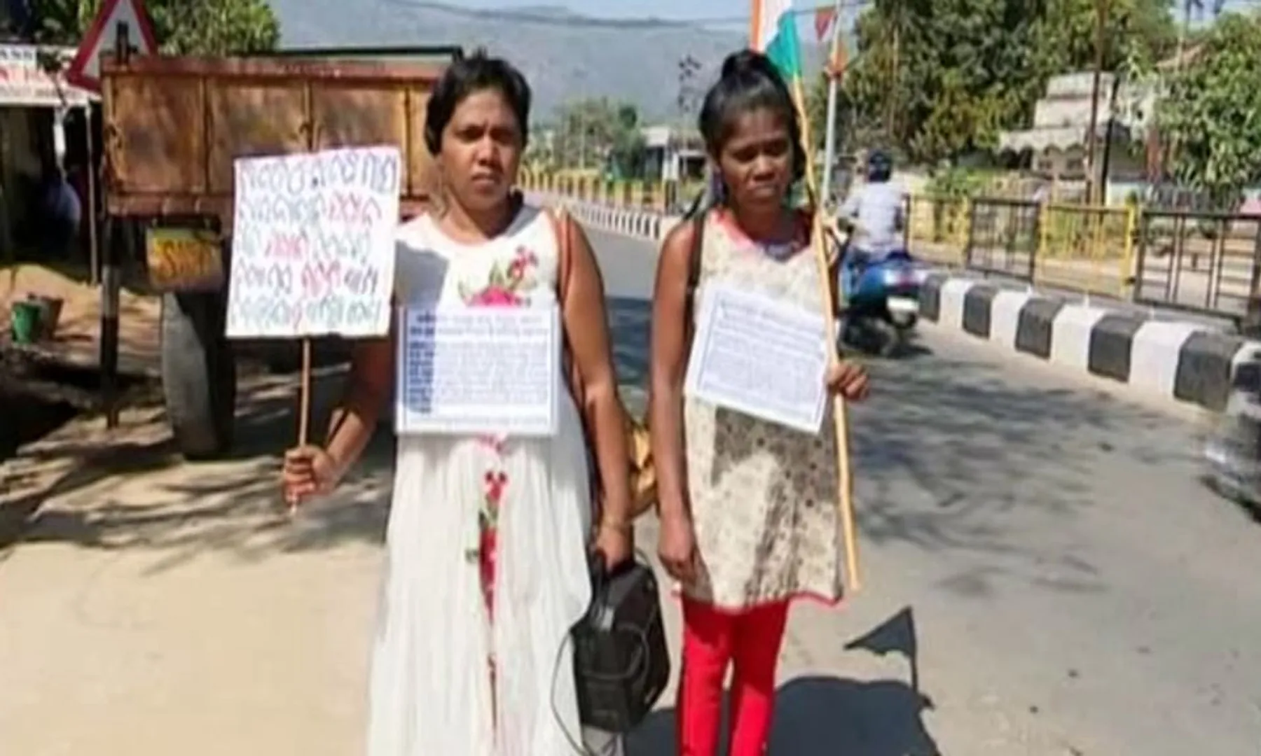 ଦୁଇ ଭଉଣୀଙ୍କ ଗାନ୍ଧିଗିରି : ନ୍ୟାୟ ନପାଇ ରାଜ୍ୟବ୍ୟାପି ପଦଯାତ୍ରା ଆରମ୍ଭ କଲେ ଦୁଇ ଦଳିତ ଭଉଣୀ । ଜାତିଆଣ ଆକ୍ଷେପ ସହ ଅତ୍ୟାଚାର ଓ ଜମି ହଡପ ନେଇ ଆଣିଲେ ଅଭିଯୋଗ