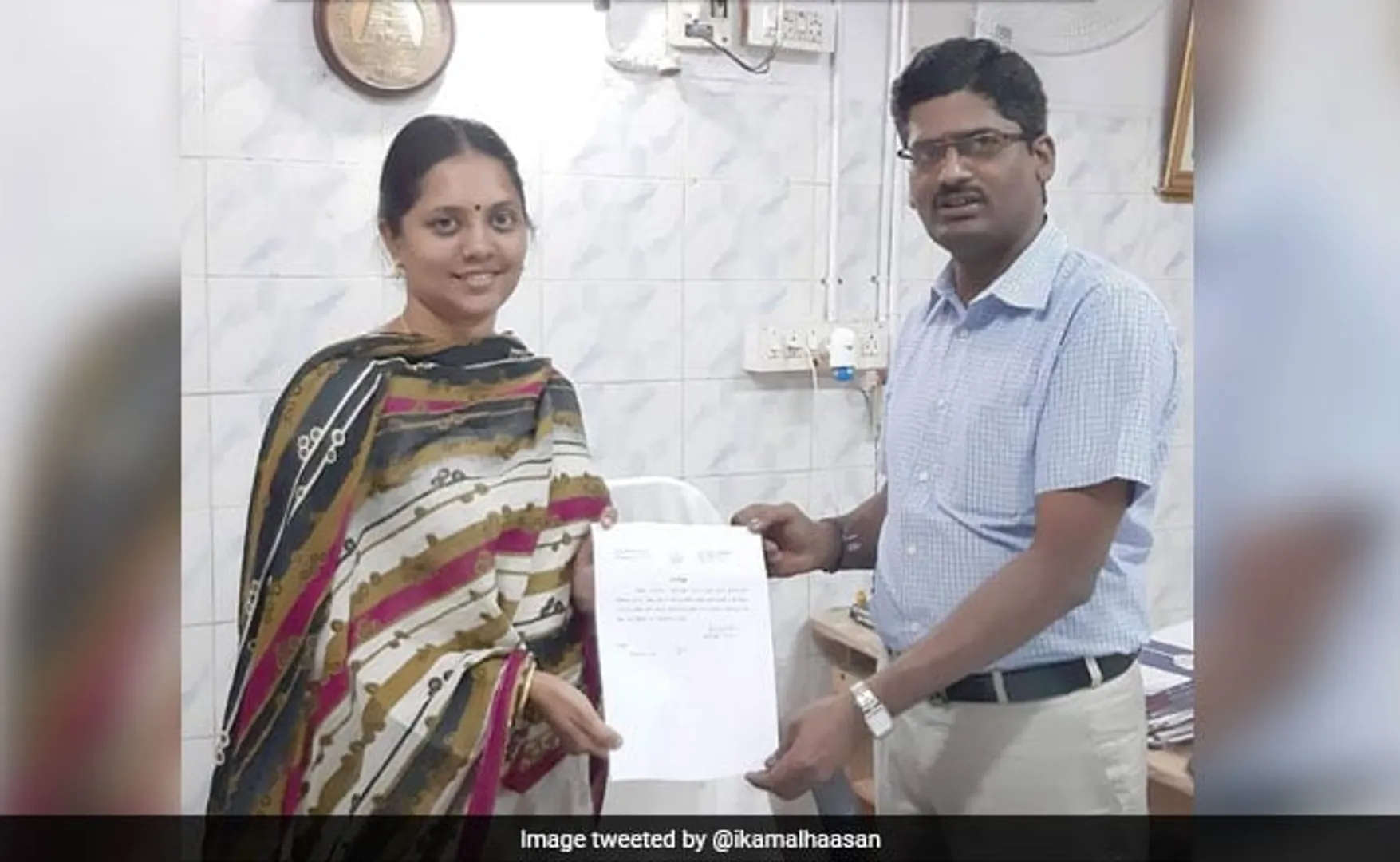 ଭାରତର ପ୍ରଥମ 'No Caste, No Religion' ସାର୍ଟିଫିକେଟ୍ ପ୍ରାପ୍ତ କରିଥିବା ମହିଳା ହେଲେ ସ୍ନେହା ! କୌଣସି ଜାତି କିମ୍ବା ଧର୍ମକୁ ନେଇ ନୁହଁ ବରଂ ଭାରତୀୟ ରୁପେ ପରିଚିତ ହେବେ ଏହି ମହିଳା ।