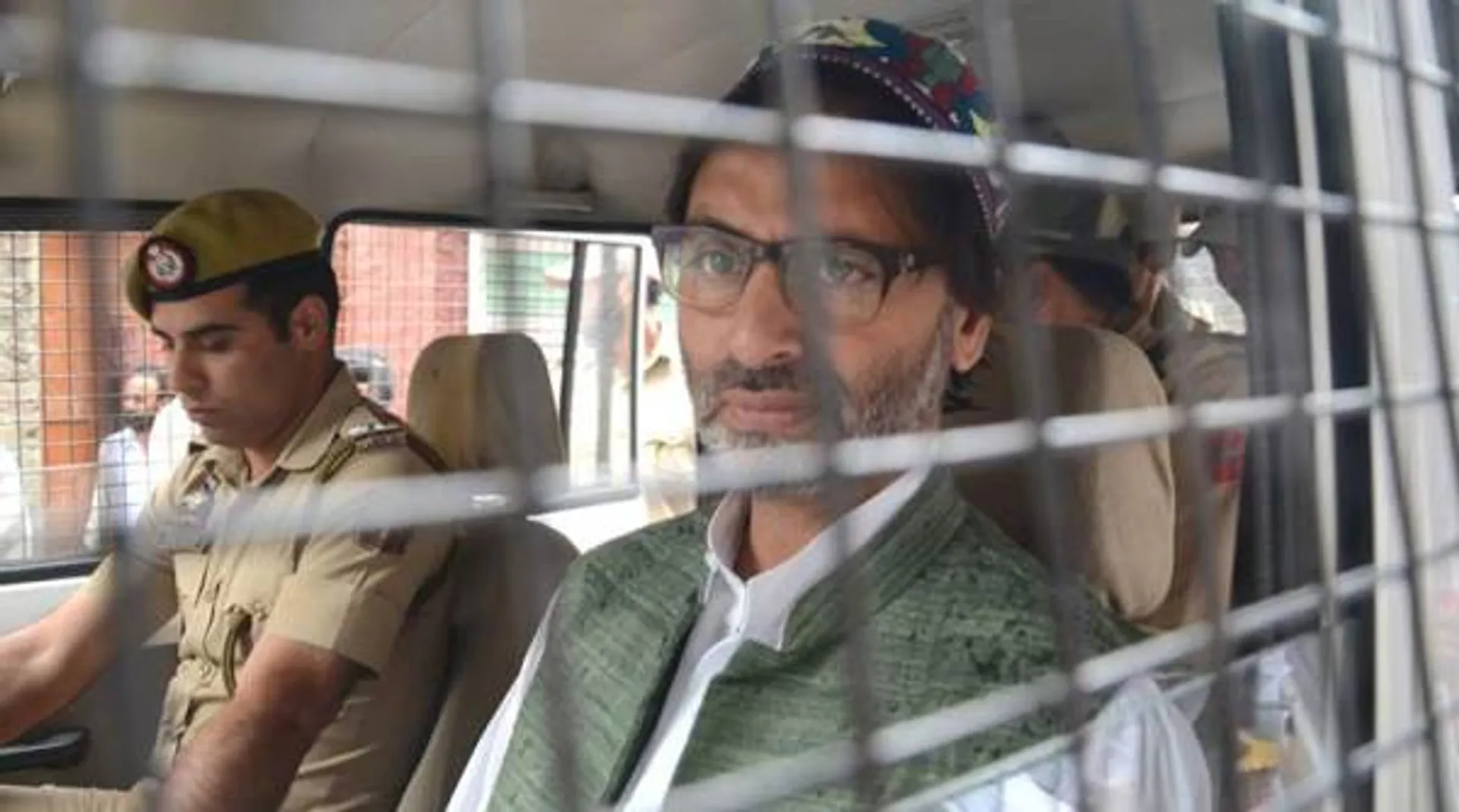 ଜେକେଏଲଏଫ୍ ପ୍ରମୁଖ ୟାସୀନ୍ ମଲ୍ଲିକ ଗିରଫ ! ୟାସୀନ୍ ସହ ଗିରଫ ହେଲେ ଜମାନ୍-ଏ-ଇସଲାମିର ୧୨ ନେତା ।