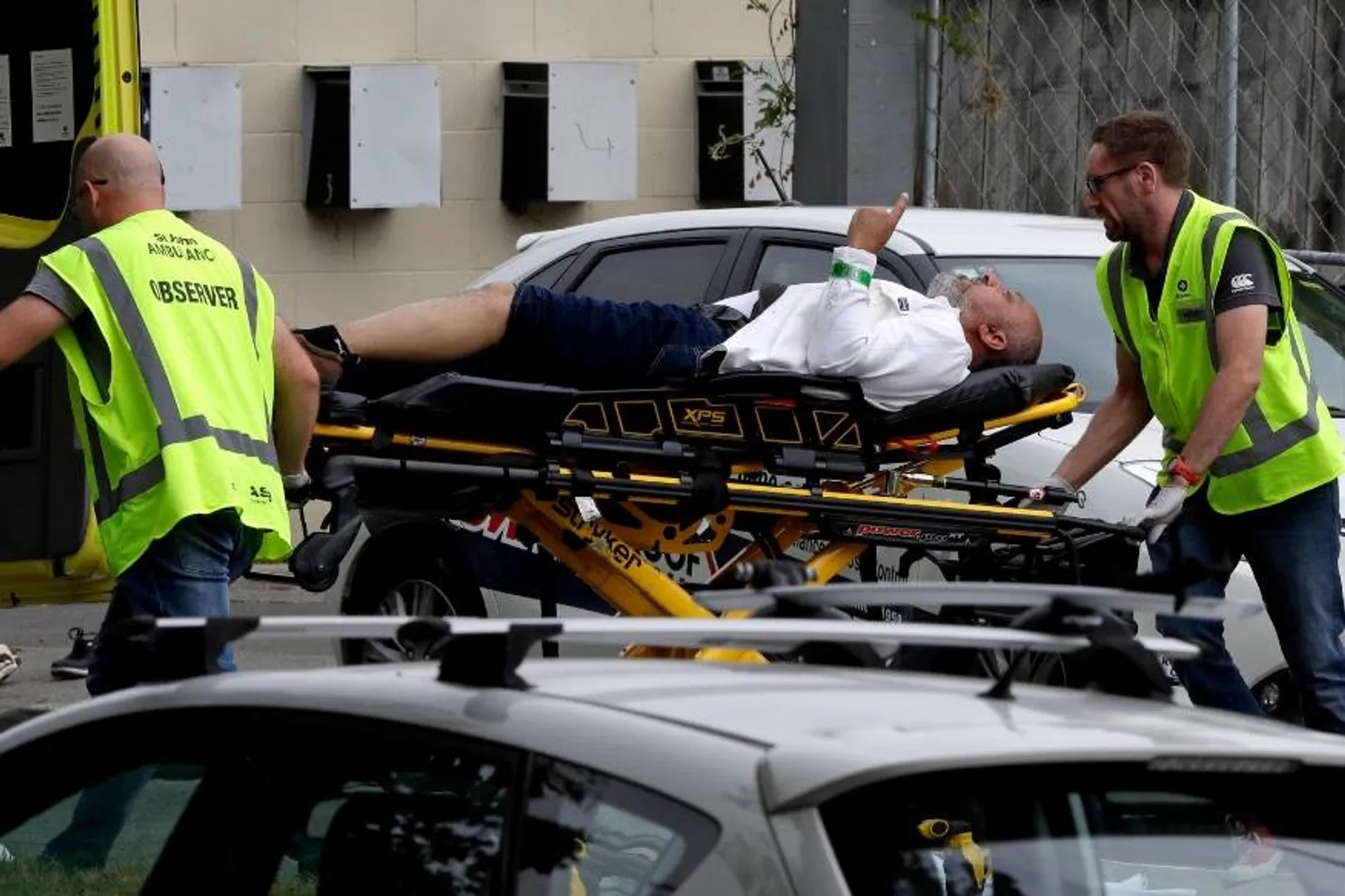 ହେଲମେଟ୍ ପିନ୍ଧି ମସଜିଦରେ ପଶିଲା ସନ୍ଦିଗ୍ଧ ! ନମାଜ୍ ପଢୁଥିବା ଲୋକଙ୍କ ଉପରେ ବର୍ଷାଇଦେଲା ଗୁଳି । ଫଟୋରେ ଦେଖନ୍ତୁୁ ନ୍ୟୁଜିଲାଣ୍ଡ ଖ୍ରୀଷ୍ଟଚର୍ଚ୍ଚର ଆକ୍ରମଣ ସମୟରେ ଫଟୋ ।